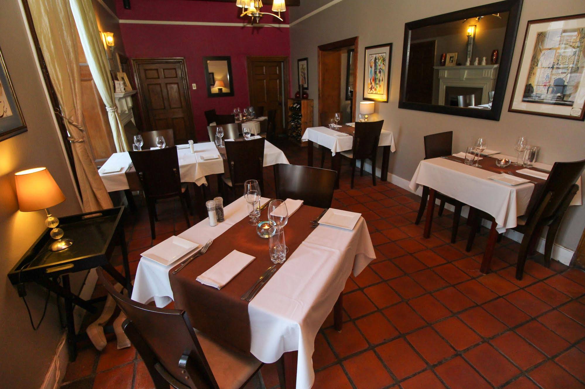 Four Oaks Guesthouse and Templeton's Restaurant