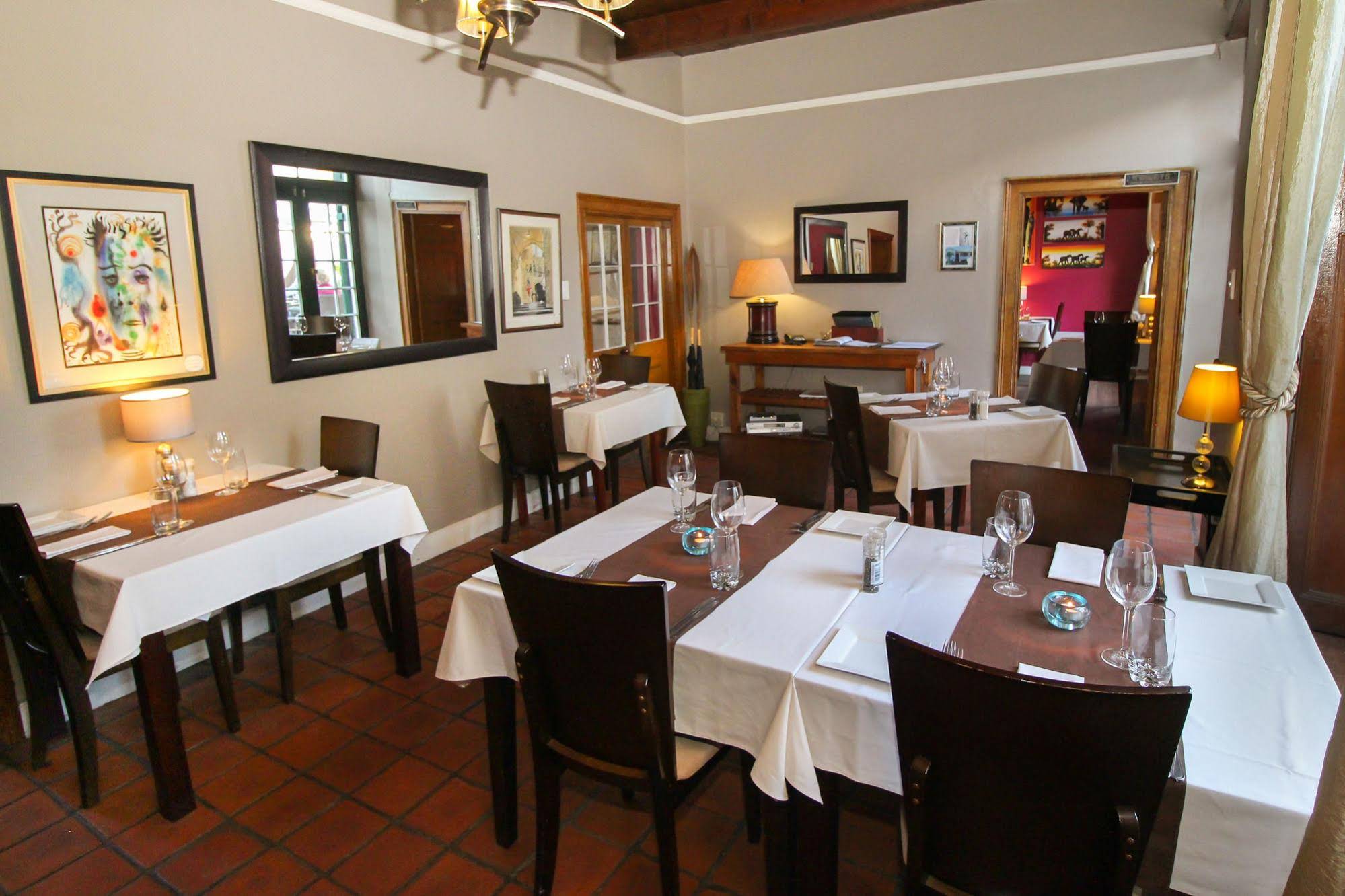 Four Oaks Guesthouse and Templeton's Restaurant