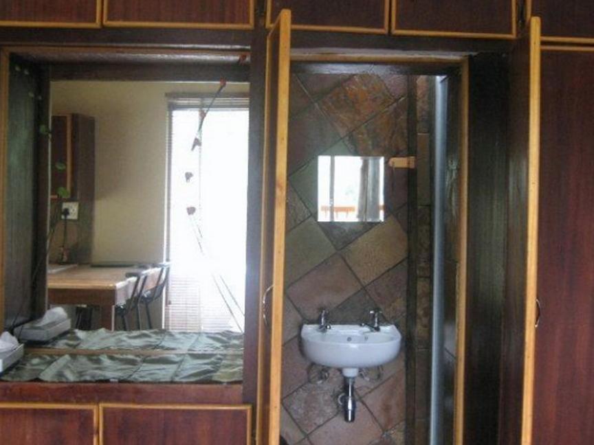 Emahlathini Guest Farm
