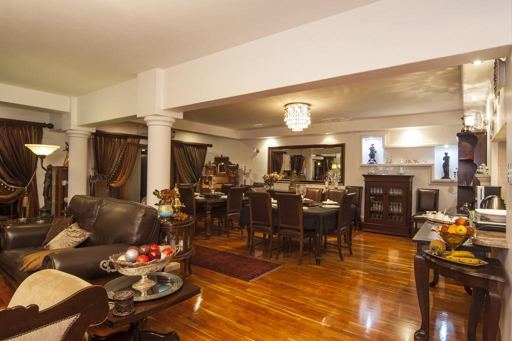 Aristo Manor