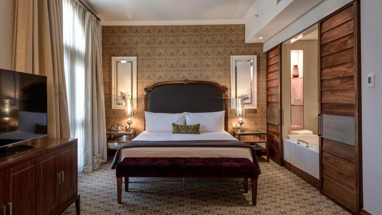 Pivot Hotel