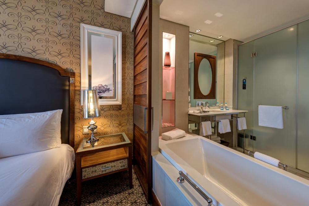 Pivot Hotel
