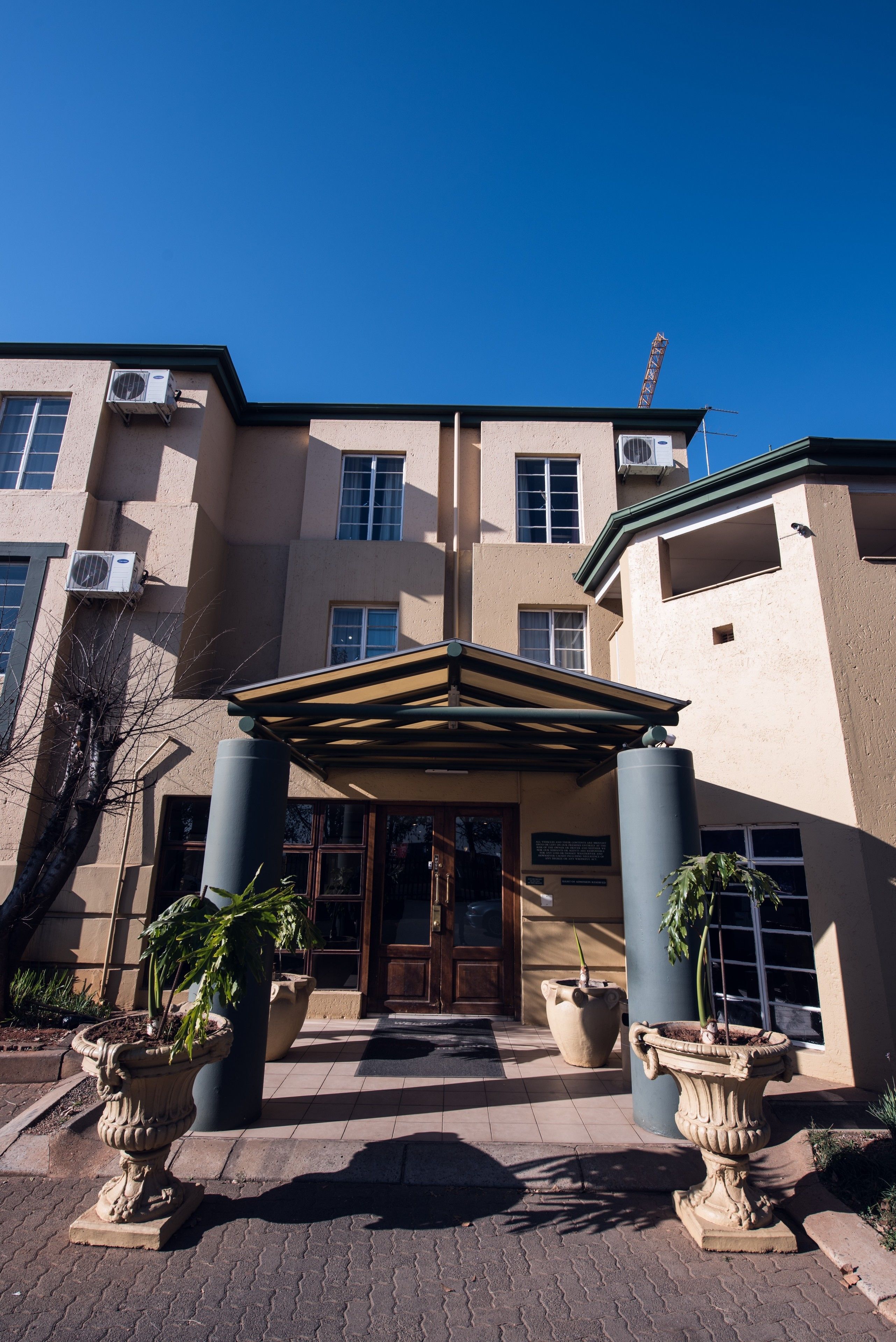 Airport Inn & Suites