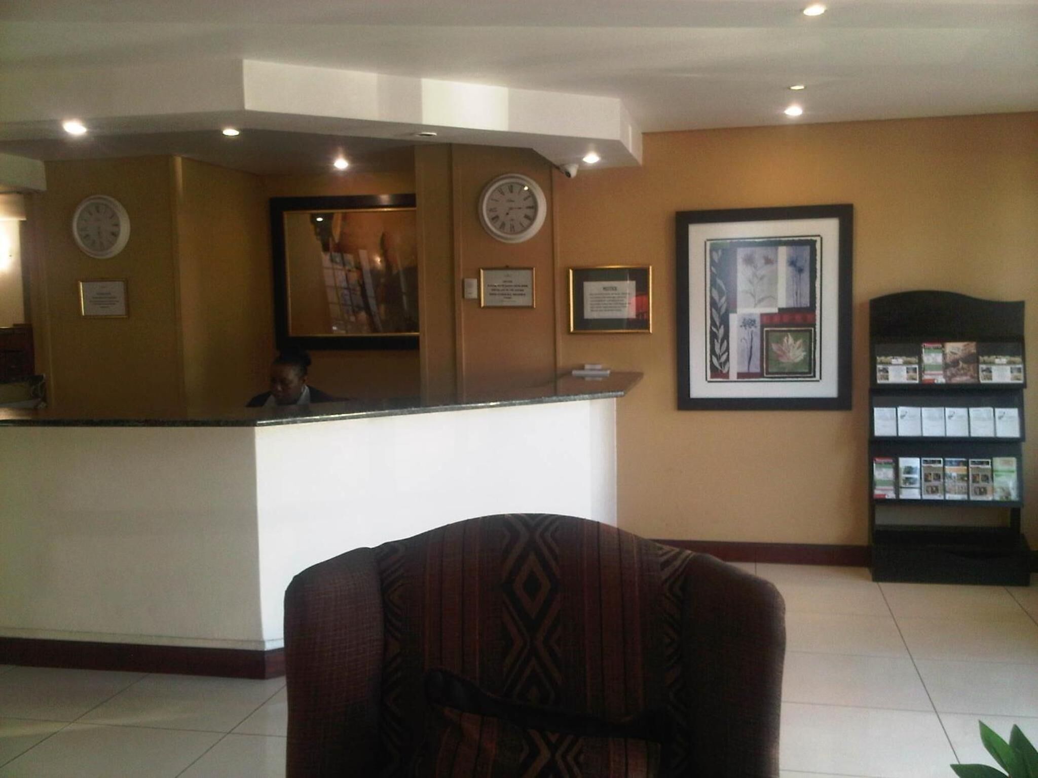 Airport Inn & Suites