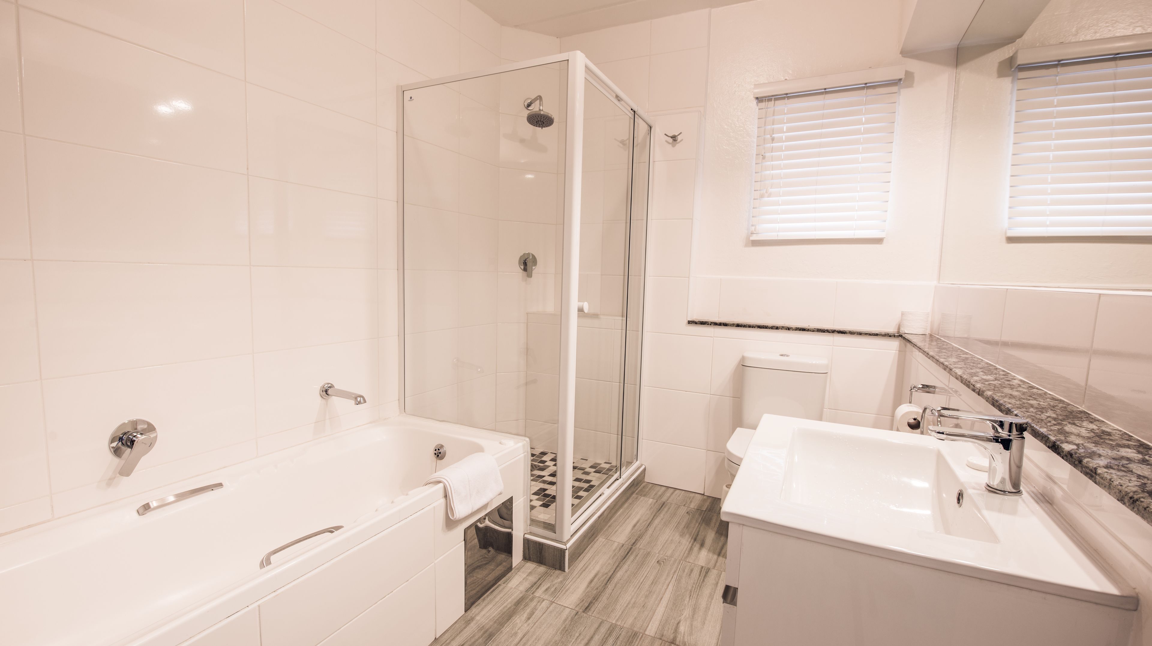 Airport Inn & Suites