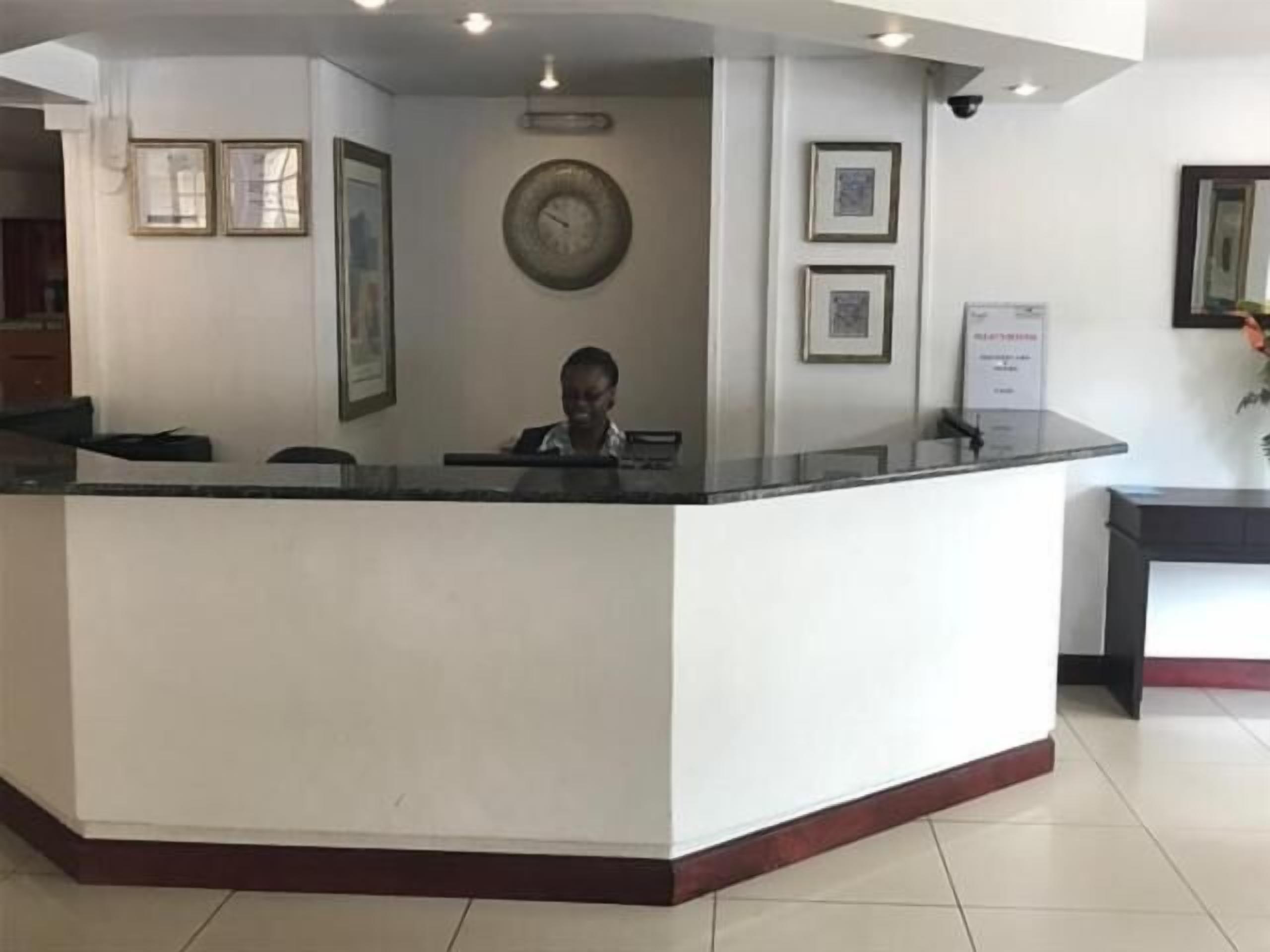 Airport Inn & Suites