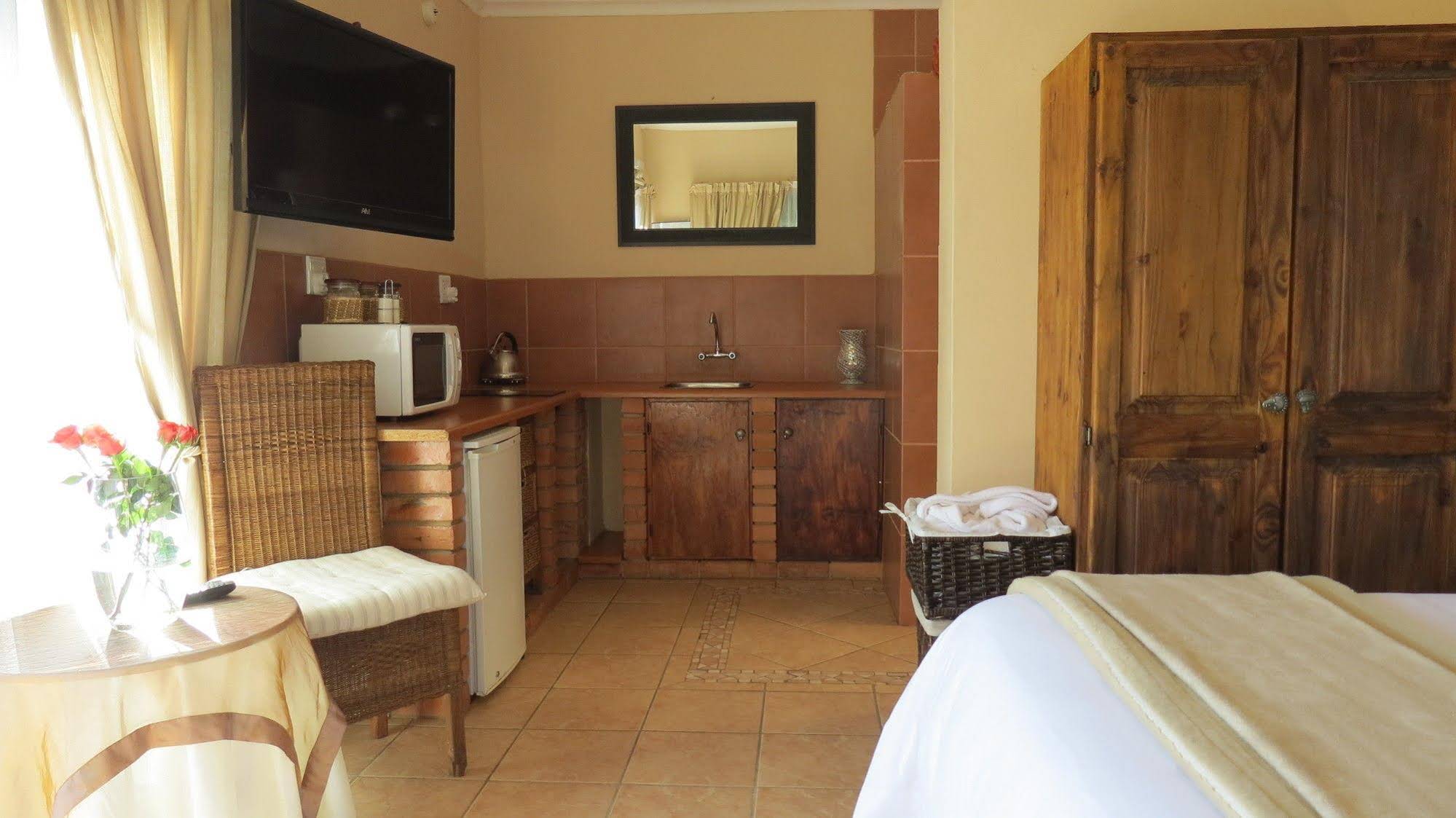 Dinkwe Lodge & Guest House