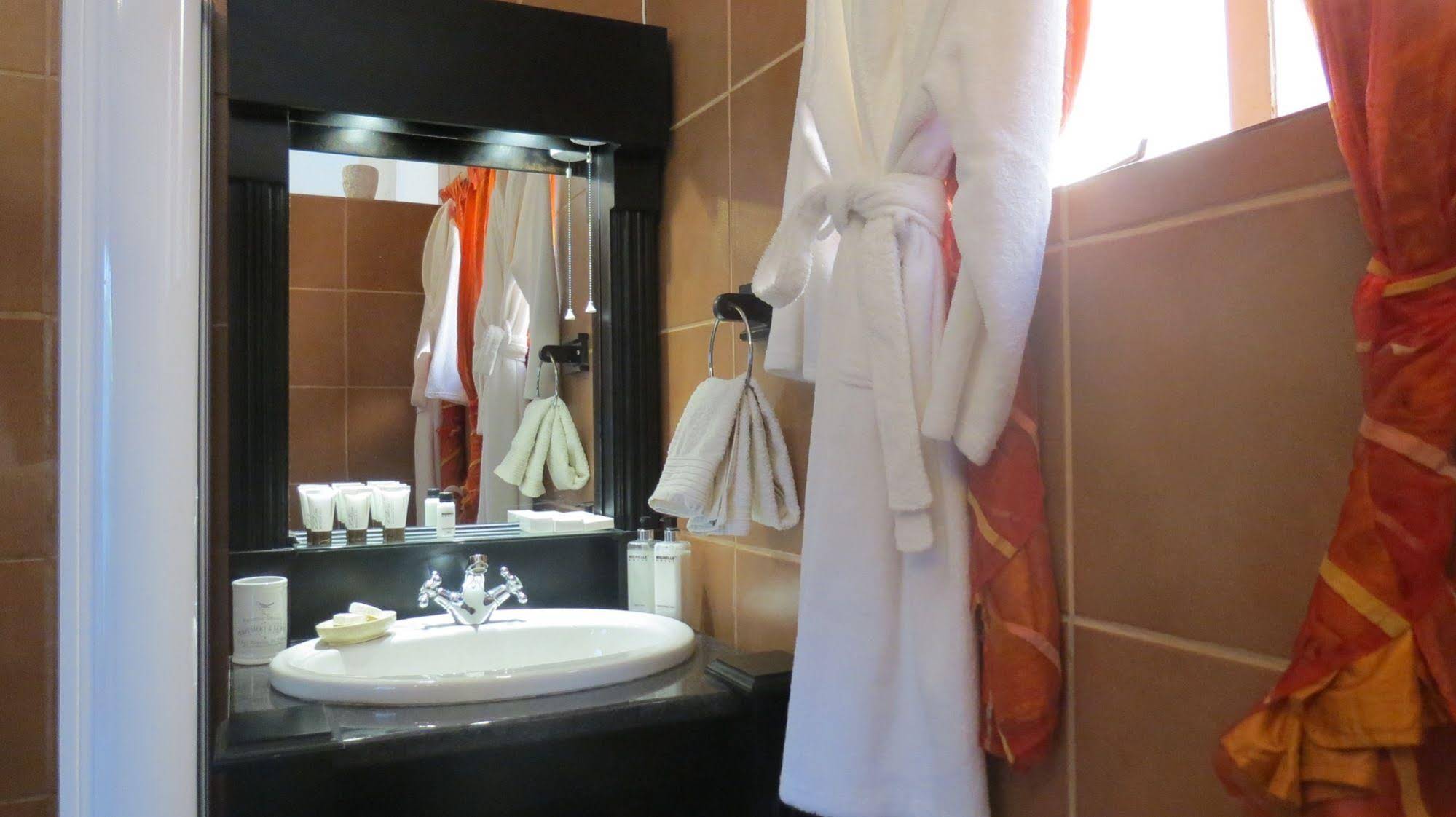 Dinkwe Lodge & Guest House