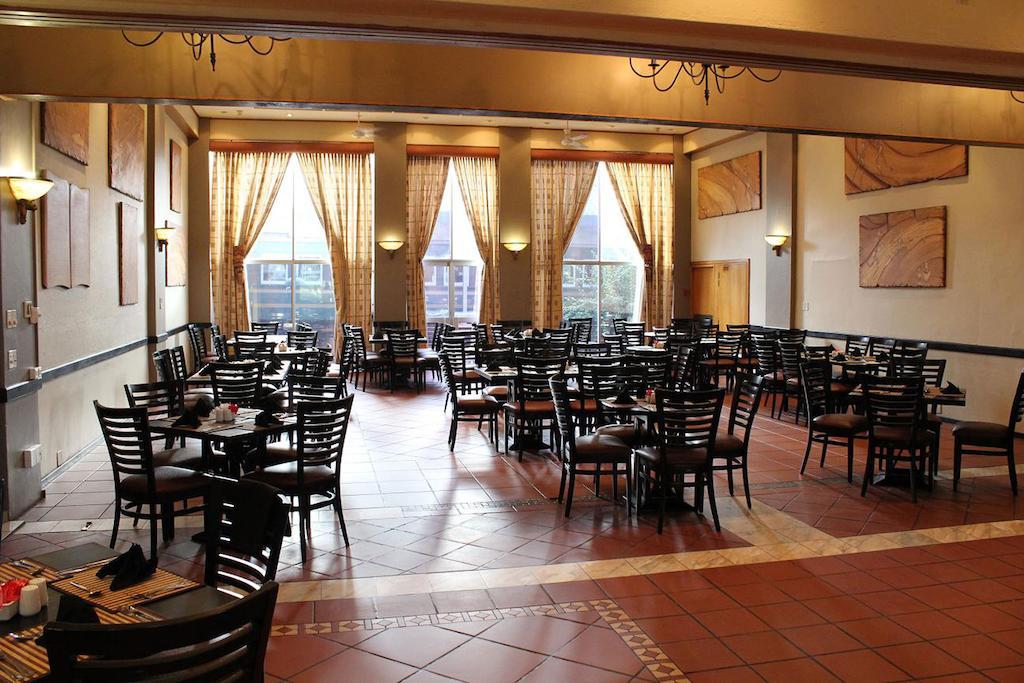 Safari Lodge, Hotel & Convention Centre
