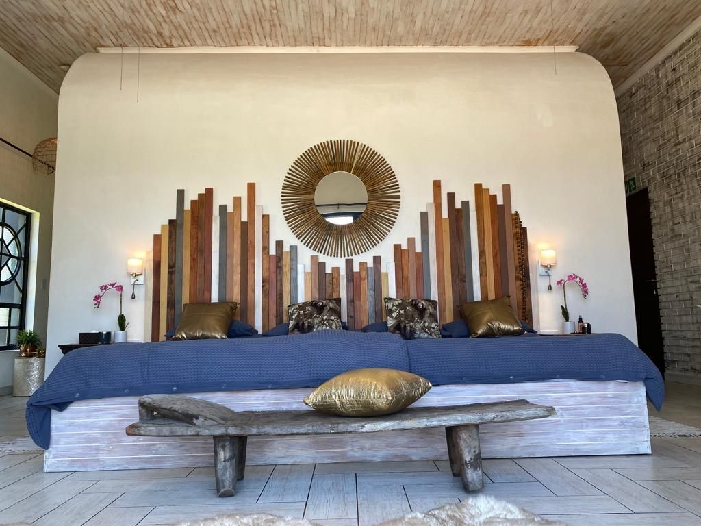 Hippomoon Lodge