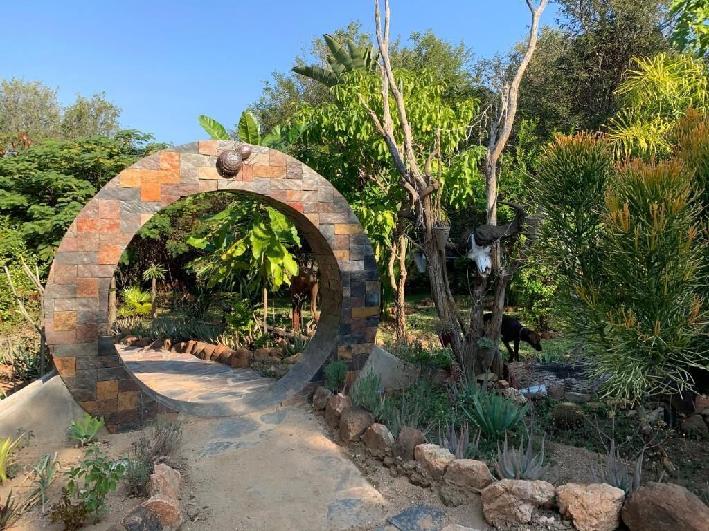 Hippomoon Lodge