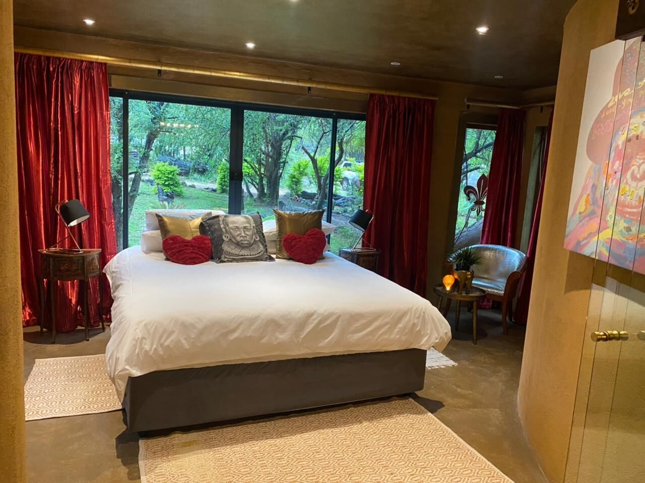 Hippomoon Lodge