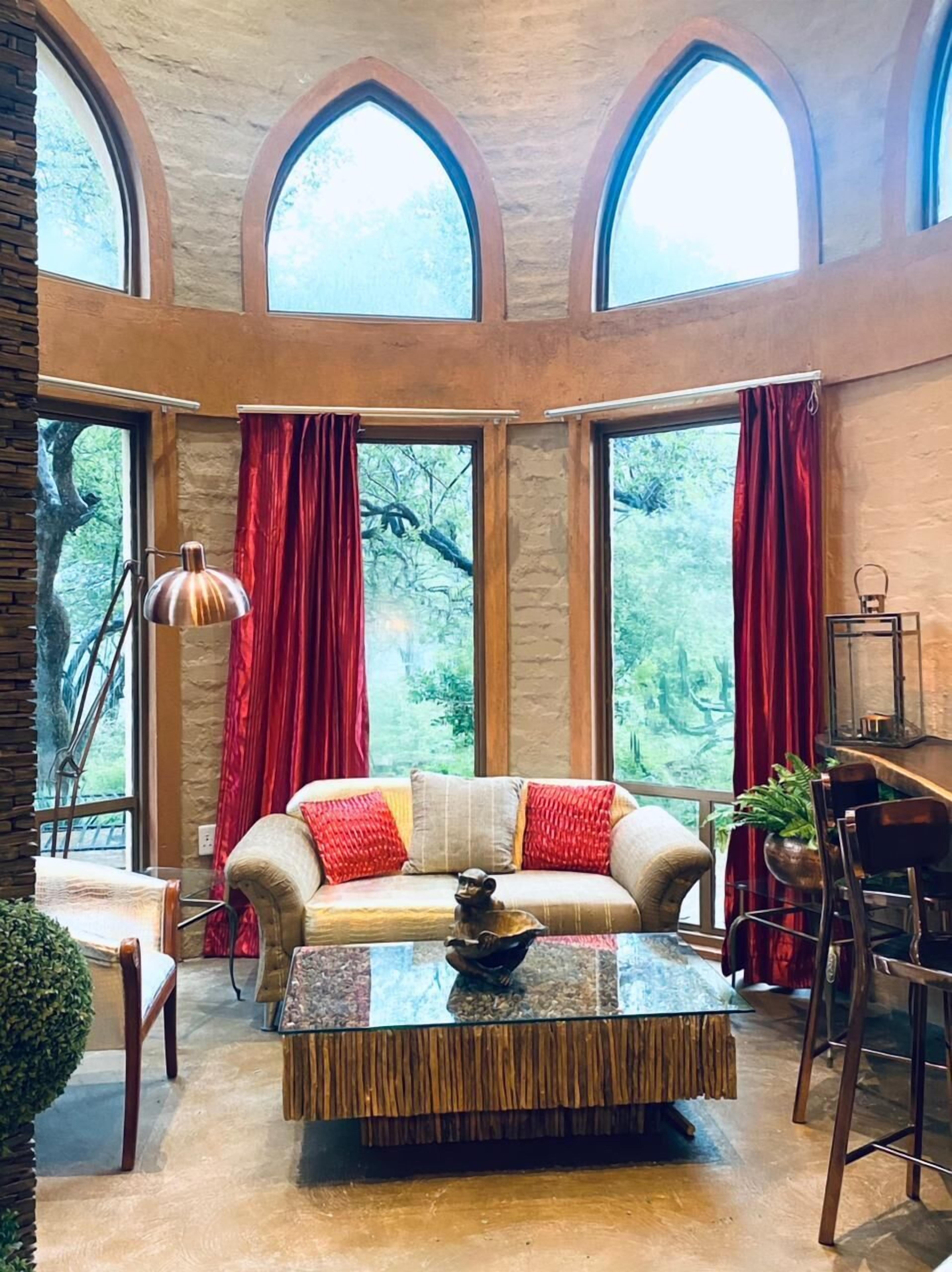 Hippomoon Lodge