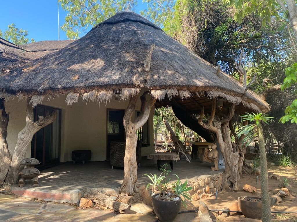 Hippomoon Lodge