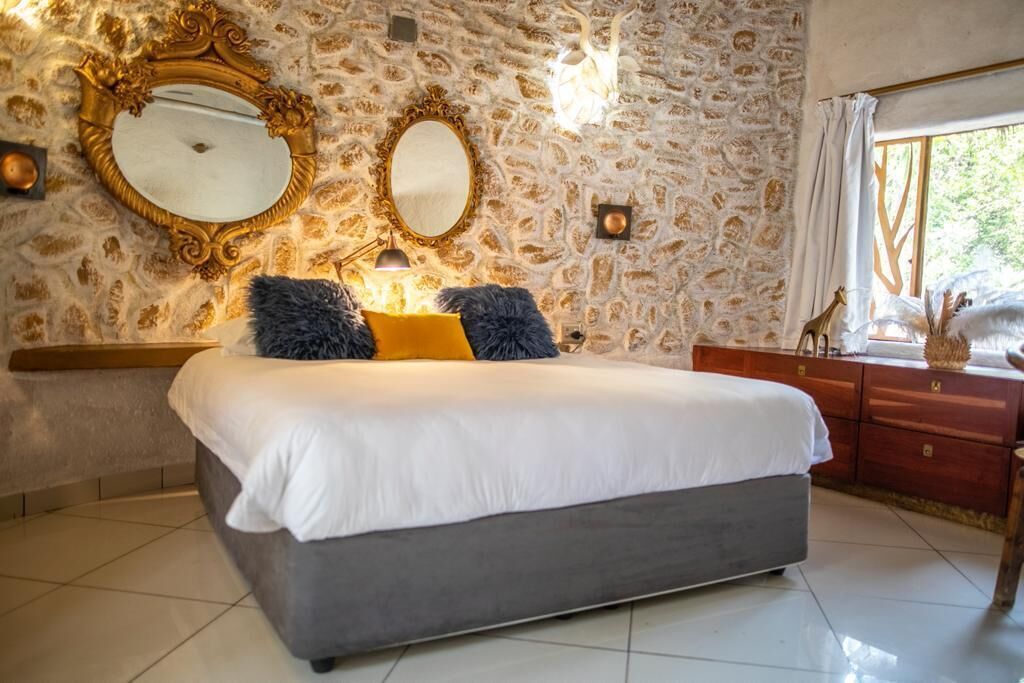 Hippomoon Lodge