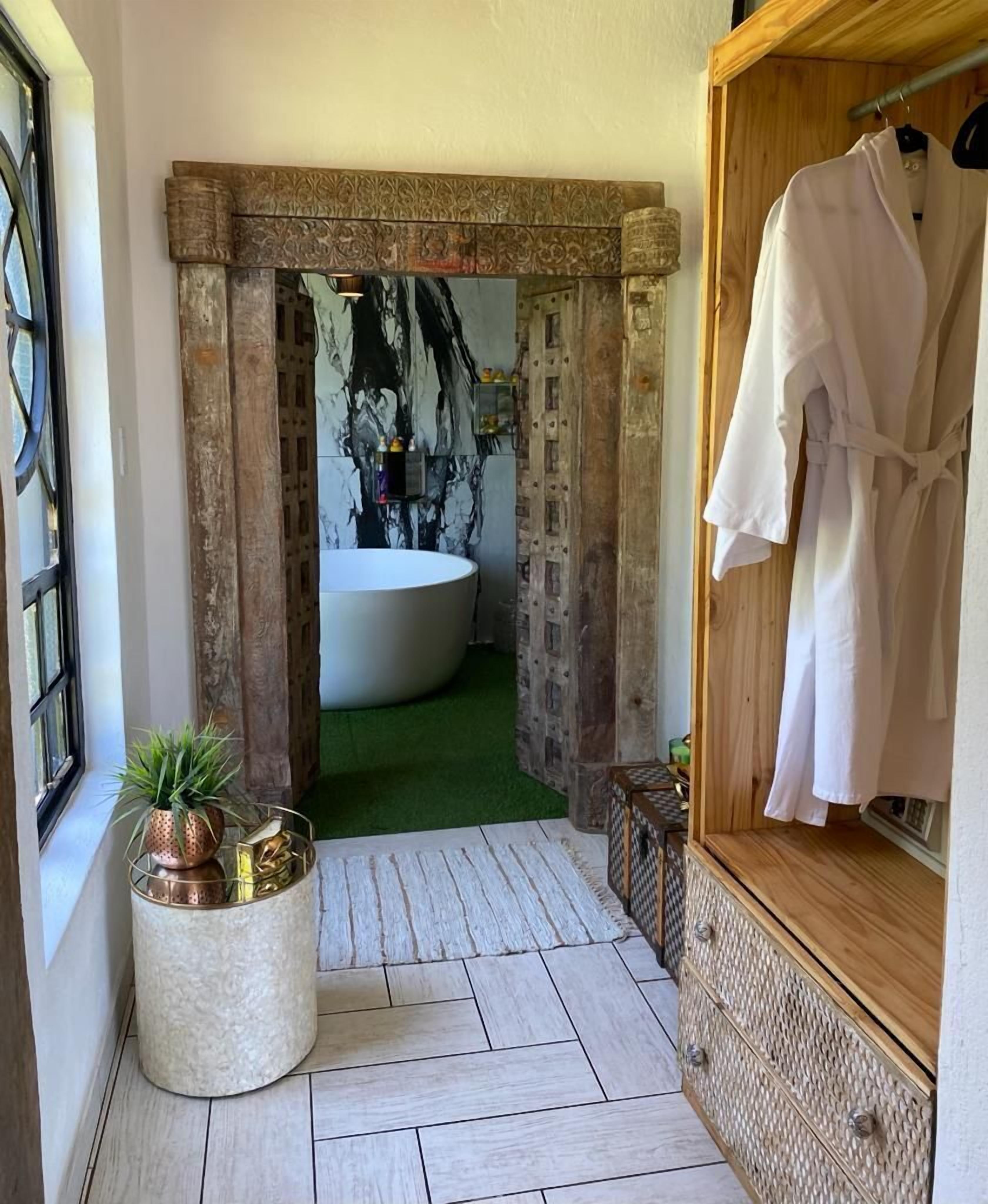 Hippomoon Lodge