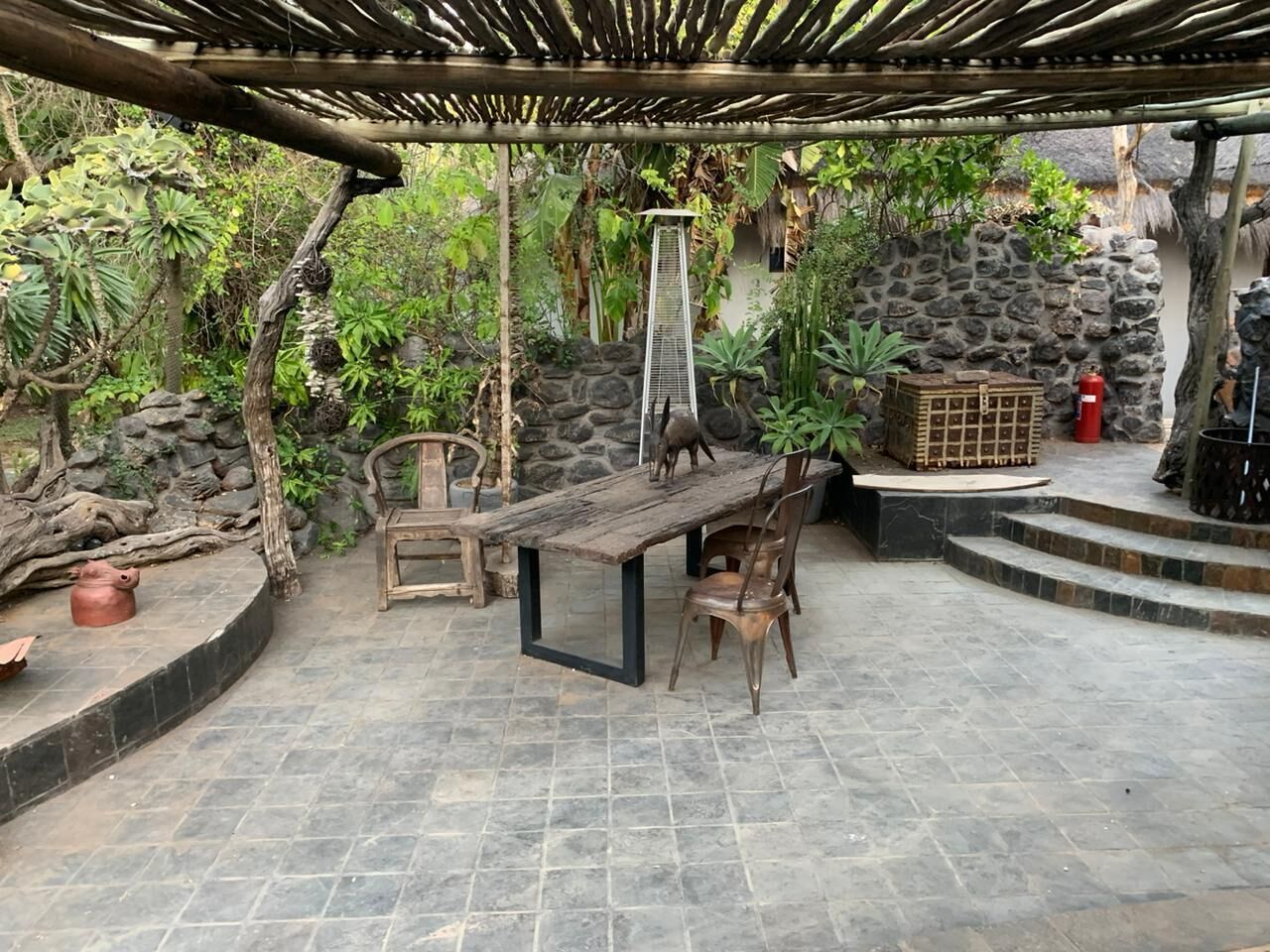 Hippomoon Lodge