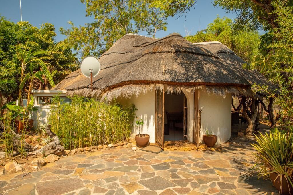 Hippomoon Lodge