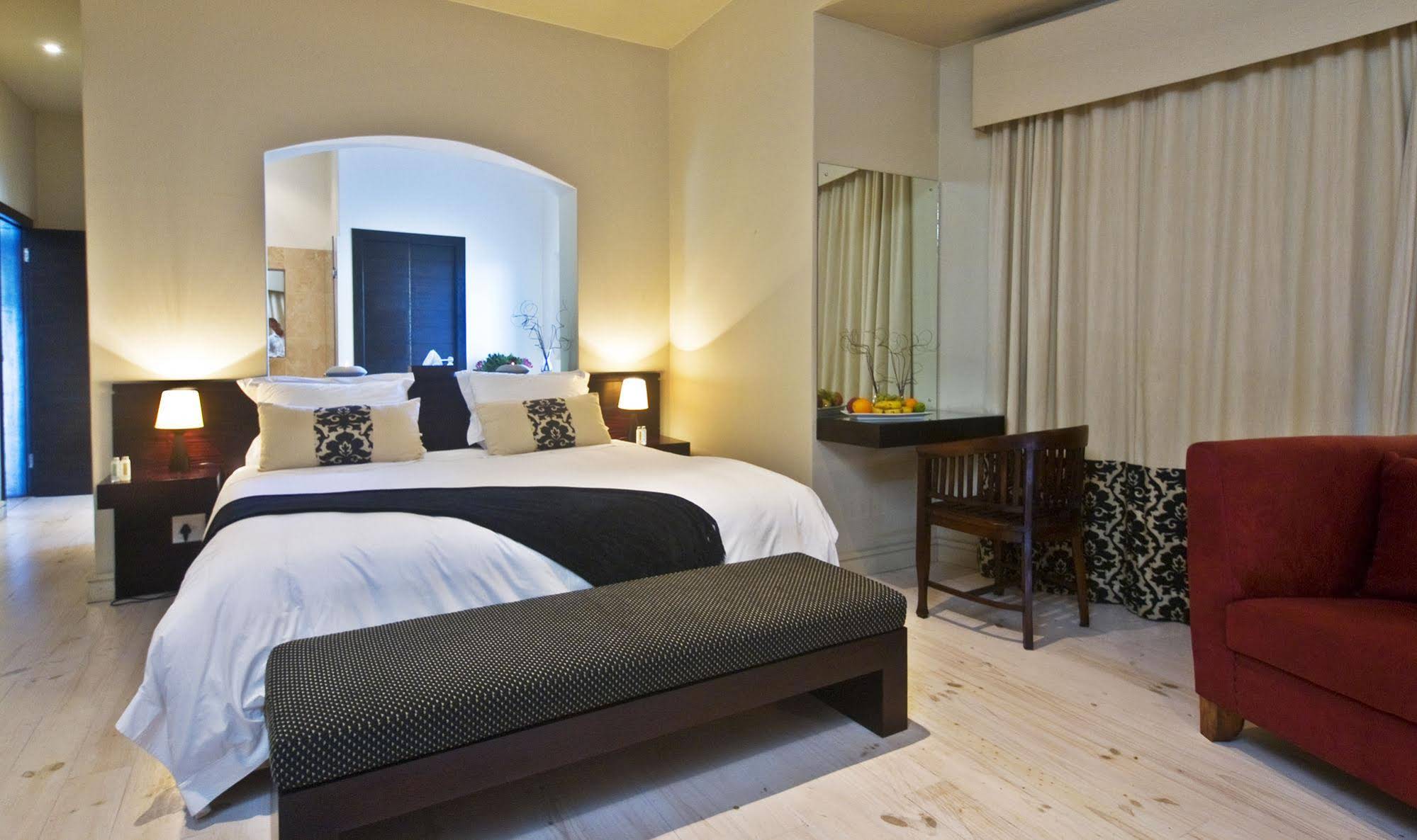 Lodge On The Lake Accommodation and Wellness Spa