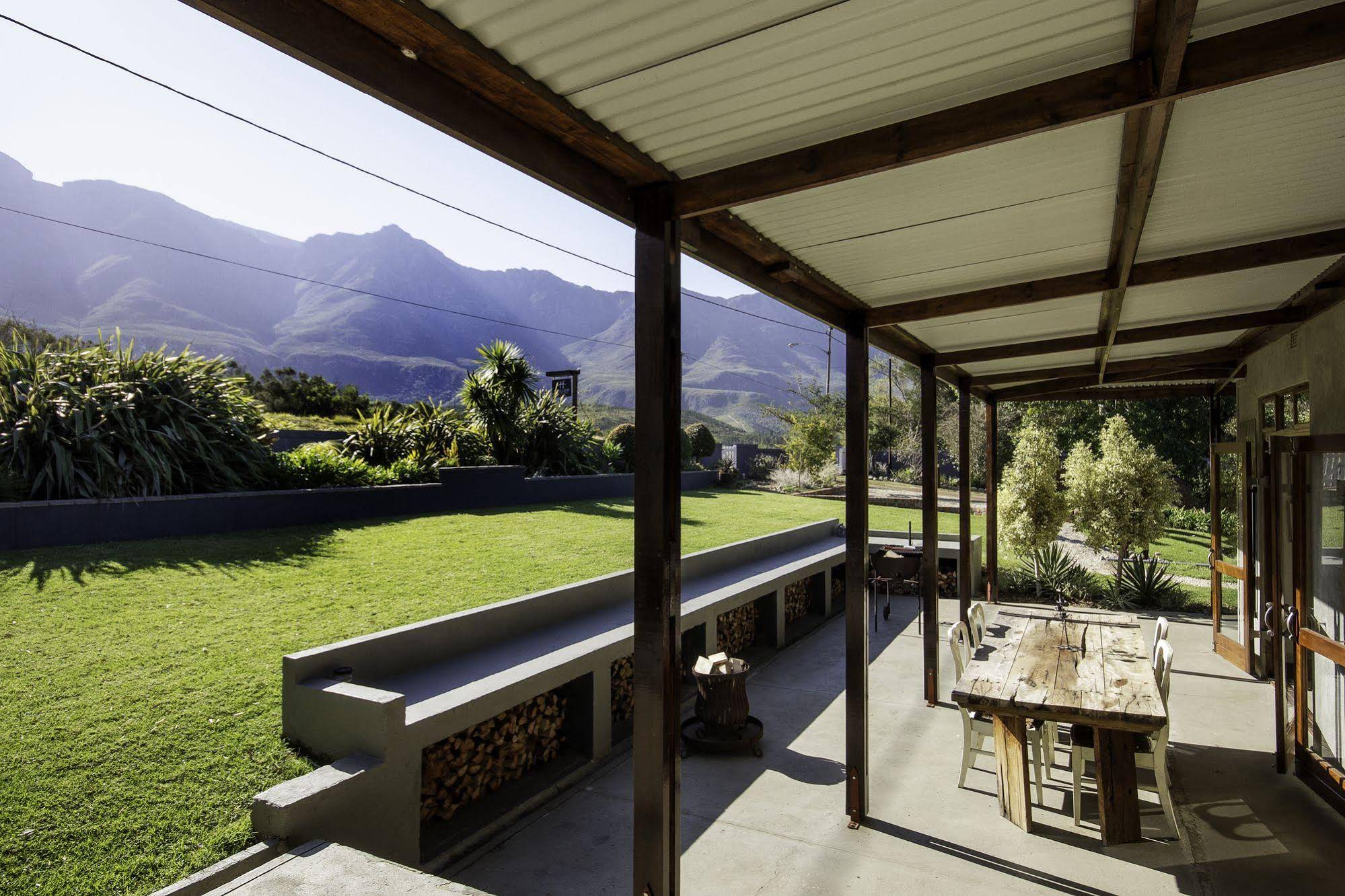 A Hilltop Country Retreat