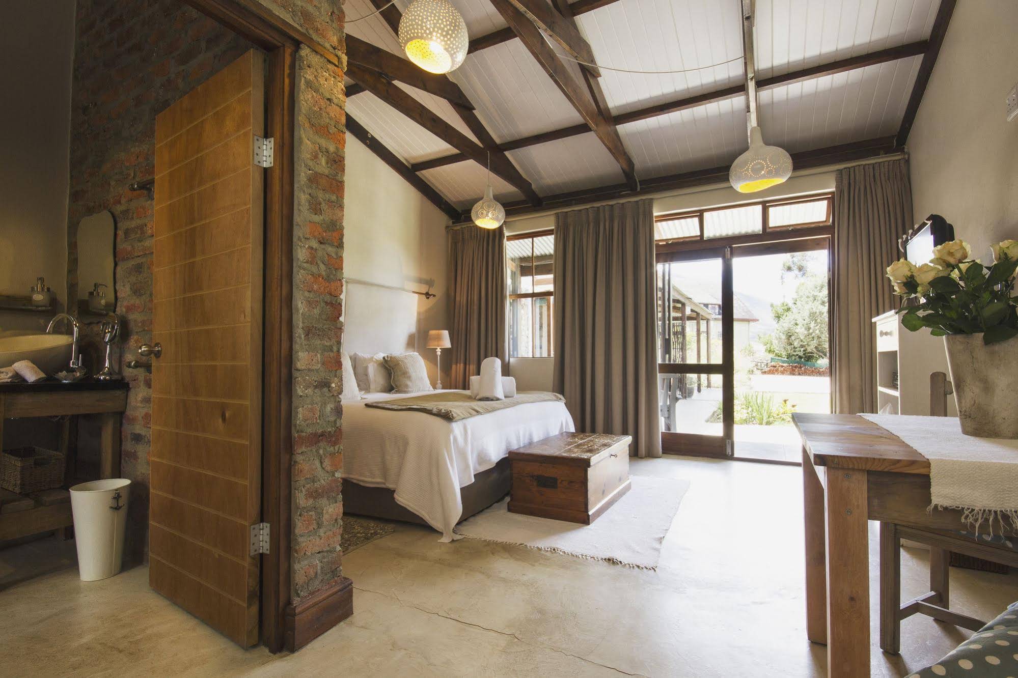 A Hilltop Country Retreat