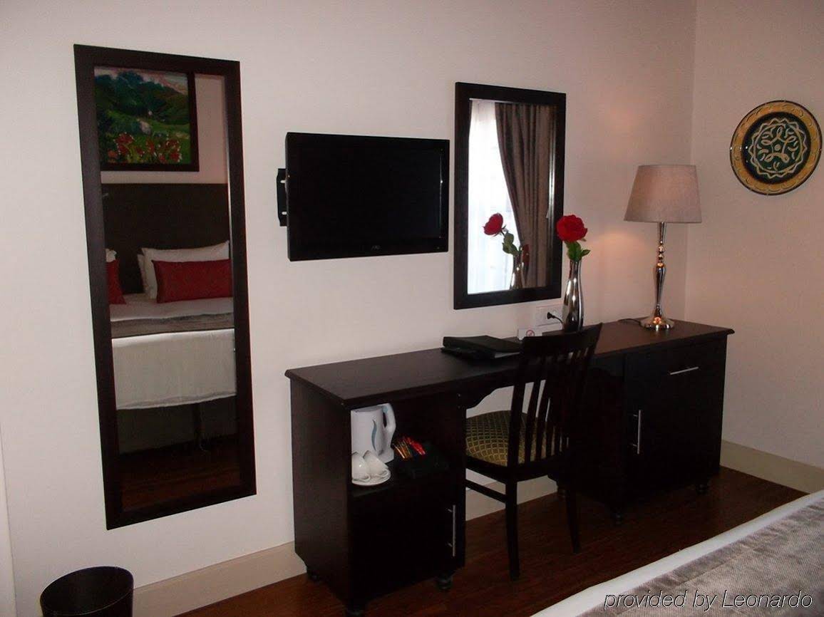 Oakhurst Hotel