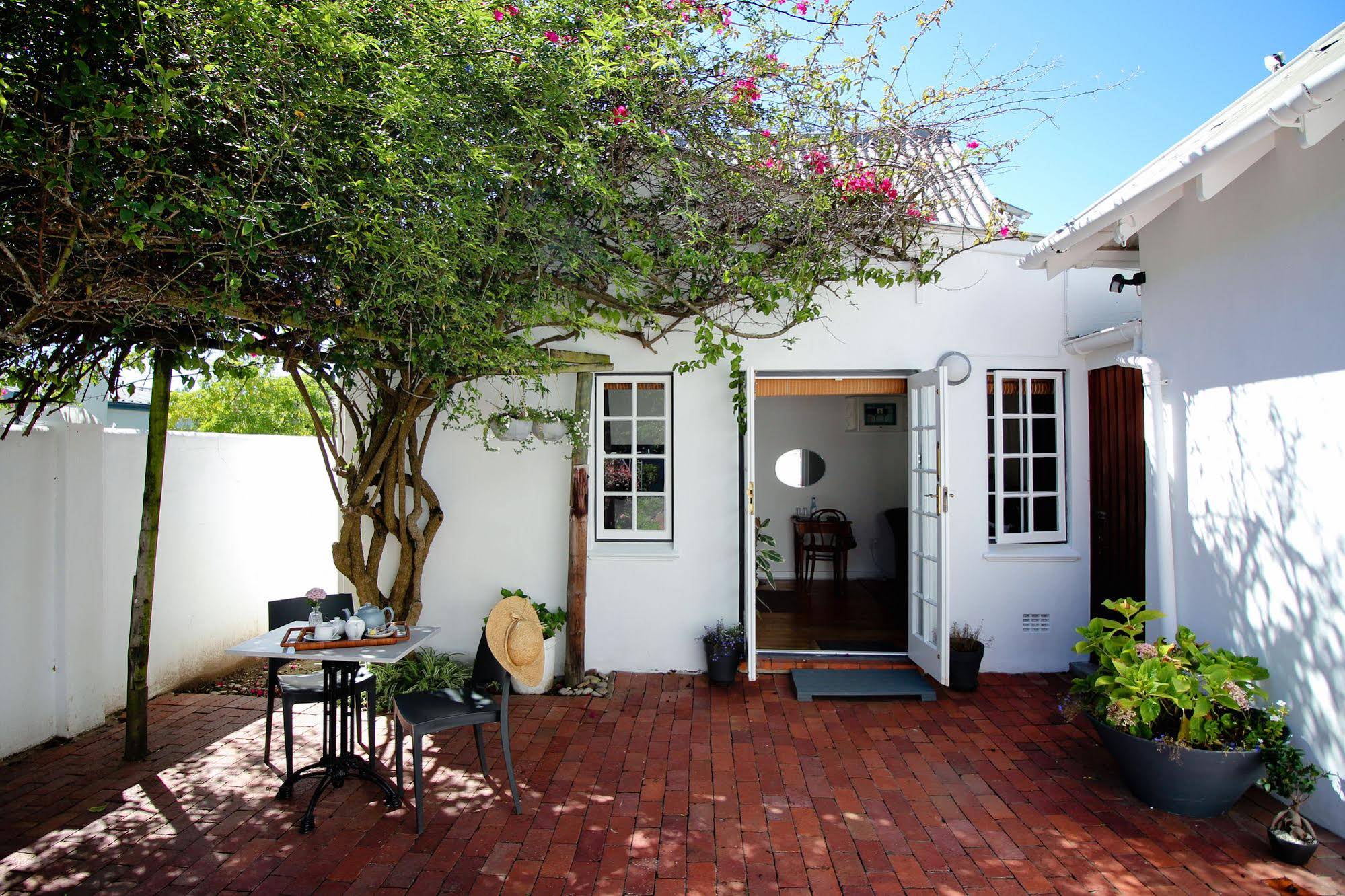 Whispering Oaks Guest House