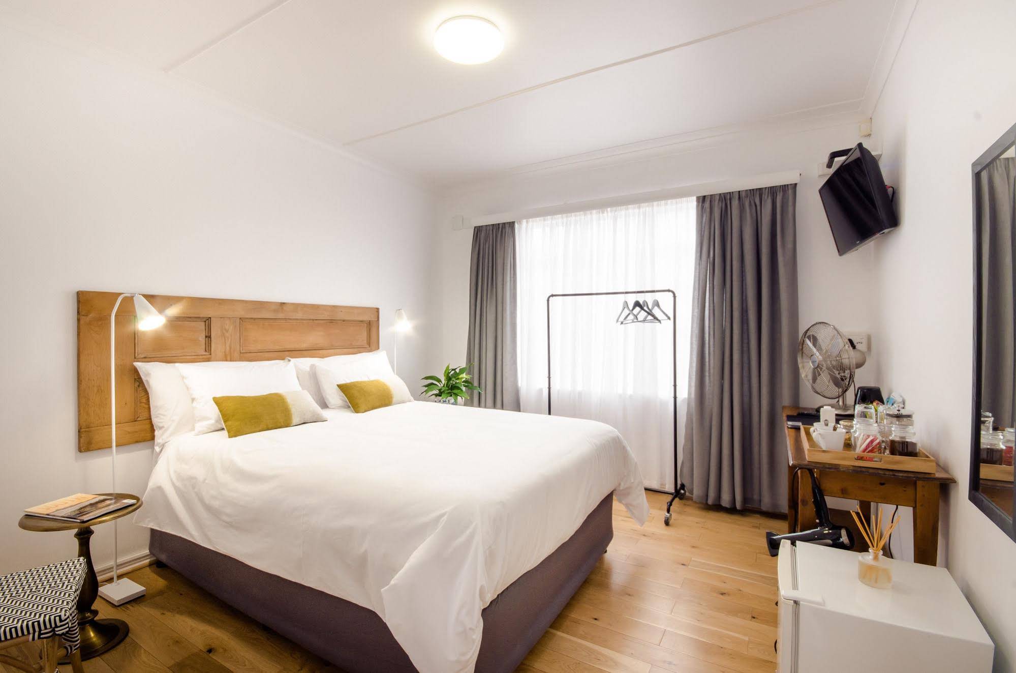 Whispering Oaks Guest House
