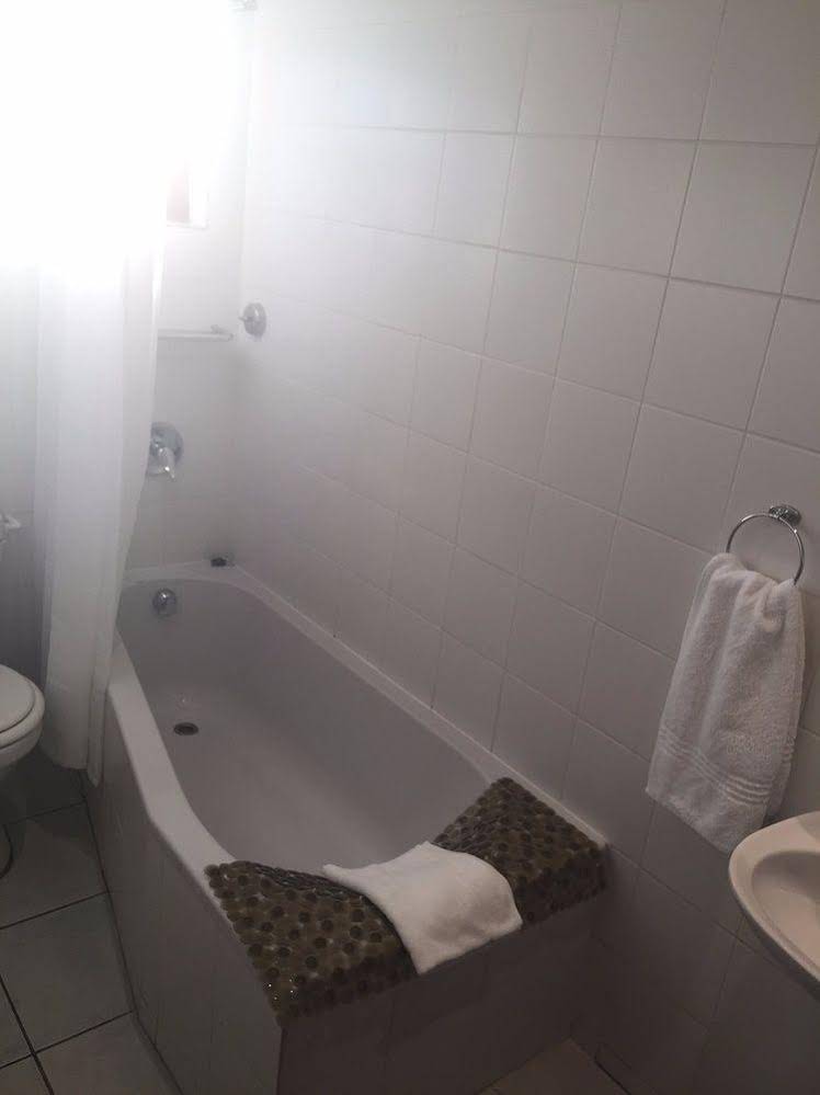 á La Martha’s Air-Port Guest House