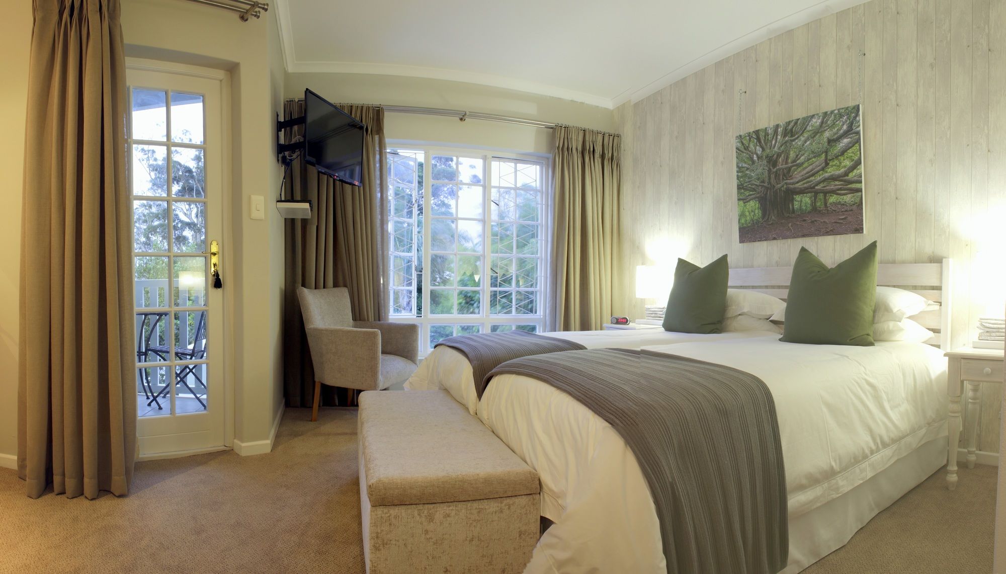 Lodge on Main Guest House and Conference Centre