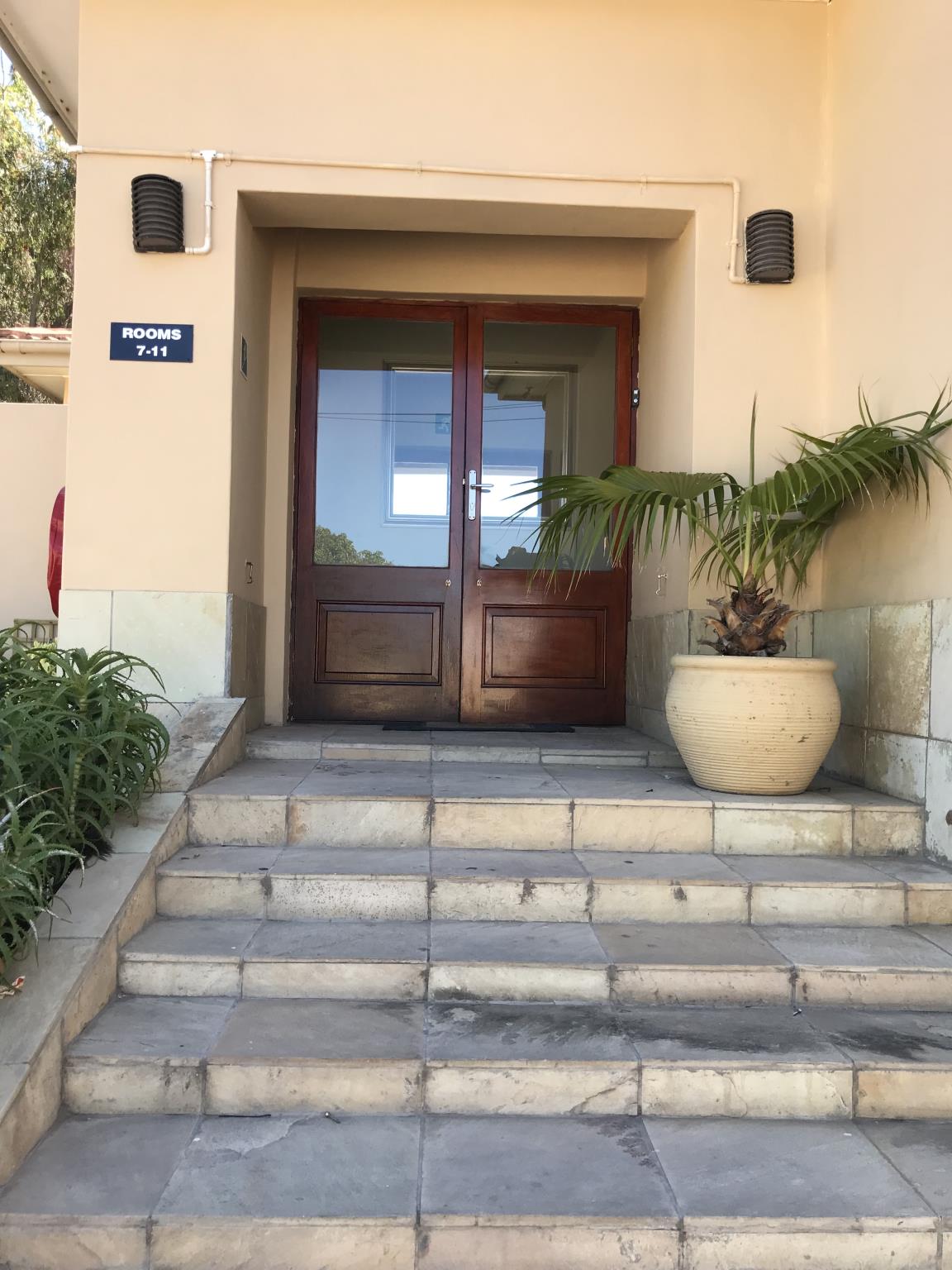 VJ's Guesthouse & Restaurant