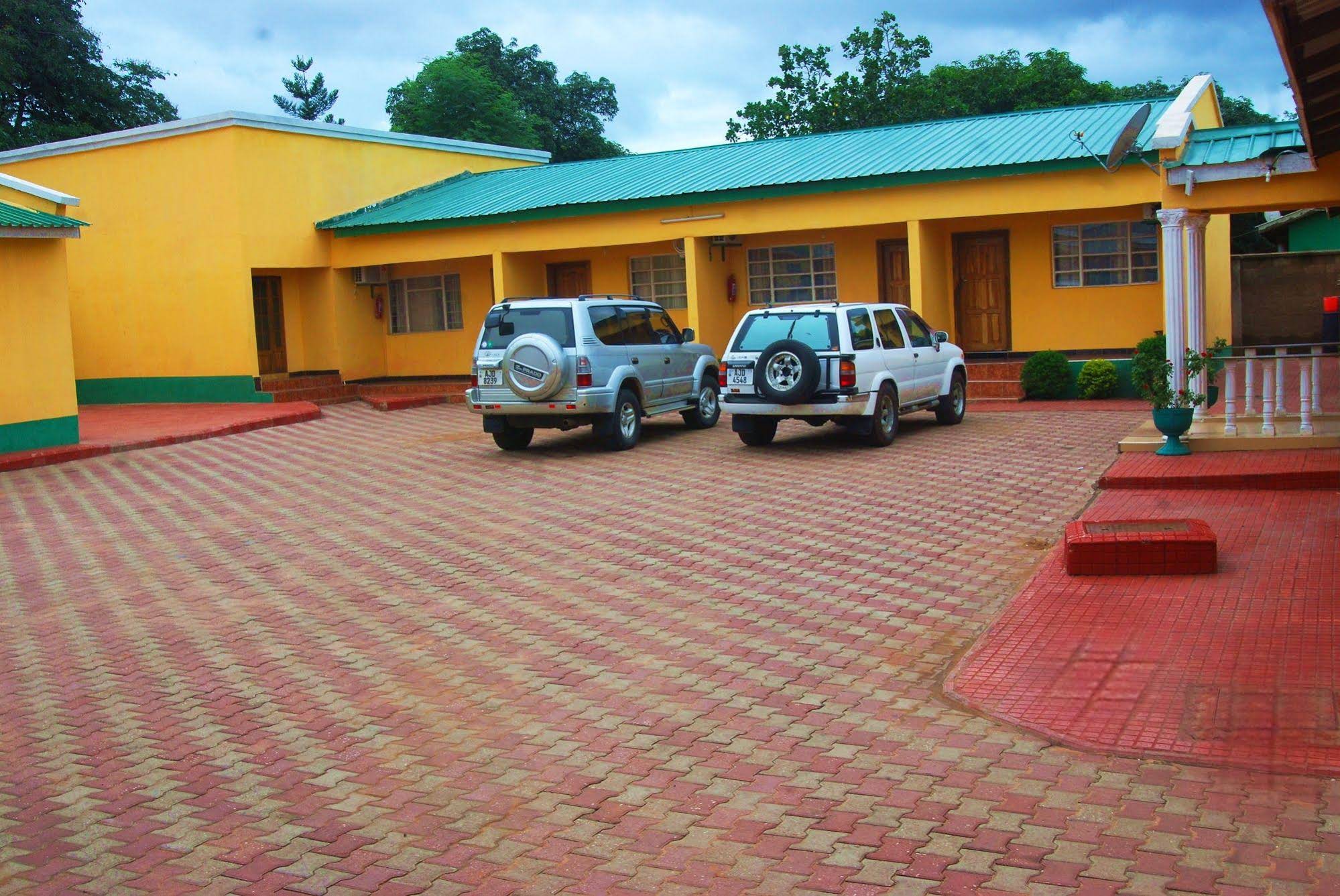 Woodlands Lodge & Tours