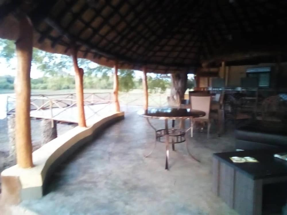 Mophy Budget Safari Lagoon Camp