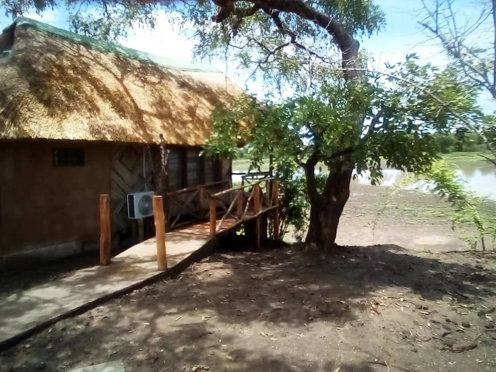 Mophy Budget Safari Lagoon Camp