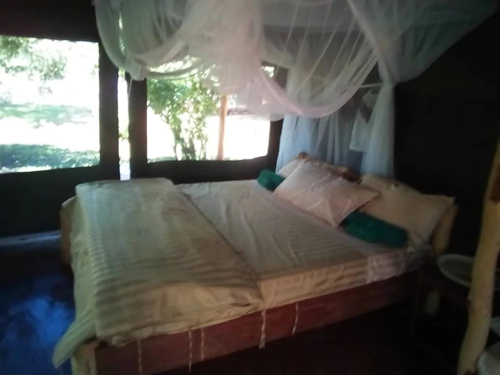 Mophy Budget Safari Lagoon Camp