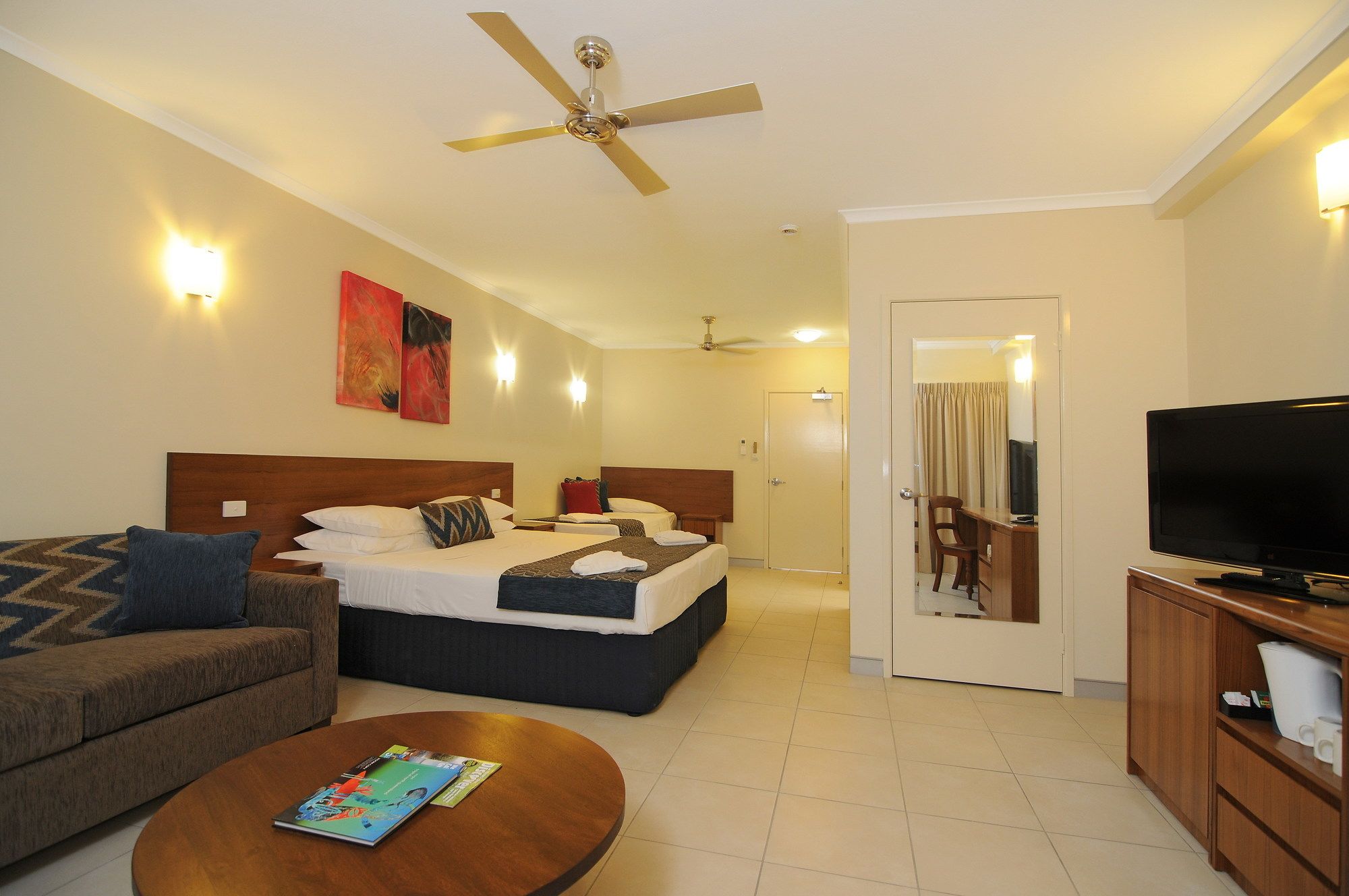 Cairns Queenslander Hotel & Apartments