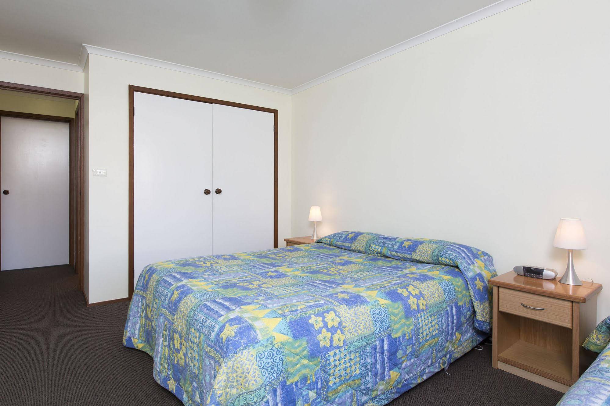 Riverfront Motel & Villas