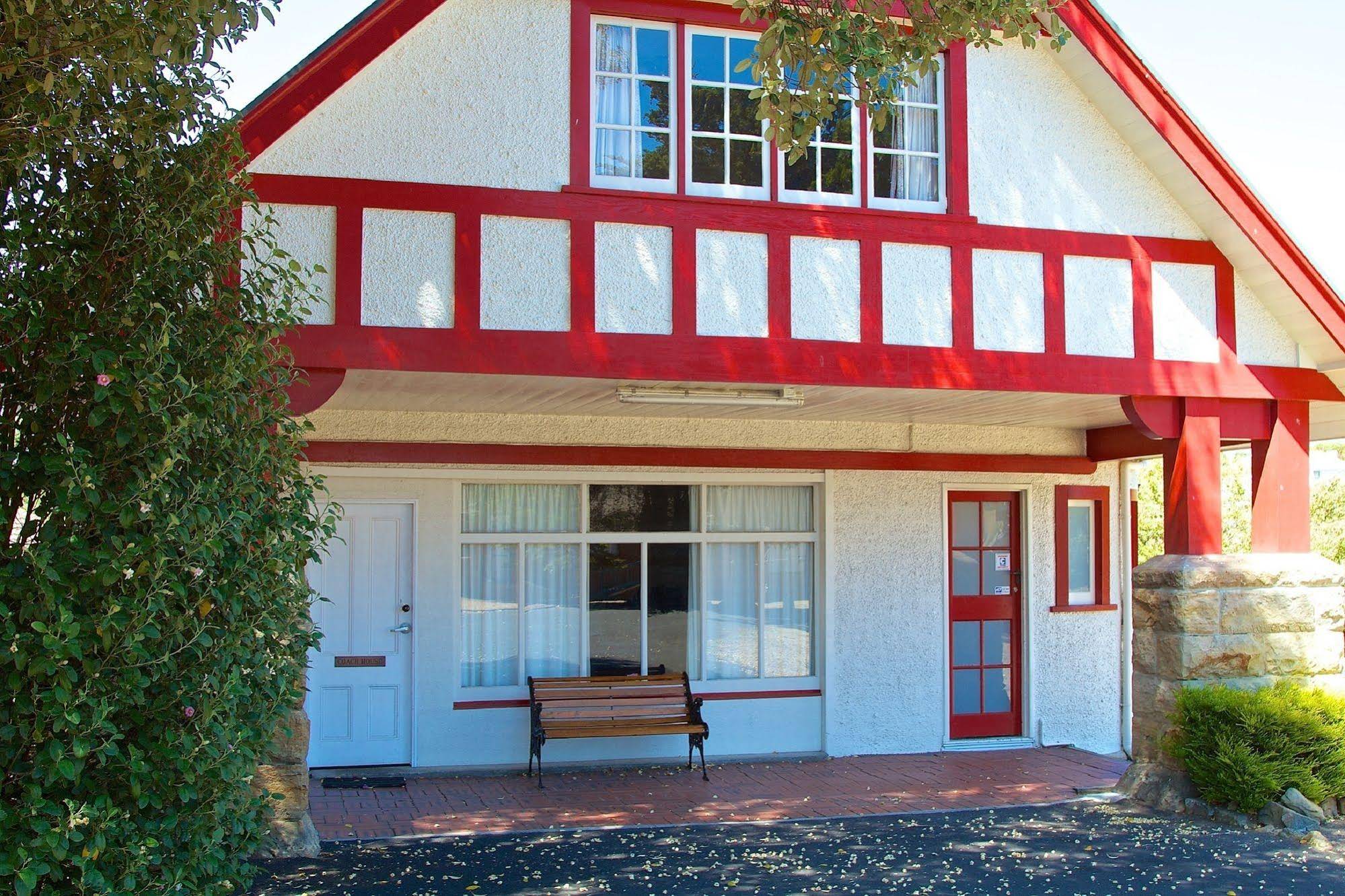 Riverfront Motel & Villas