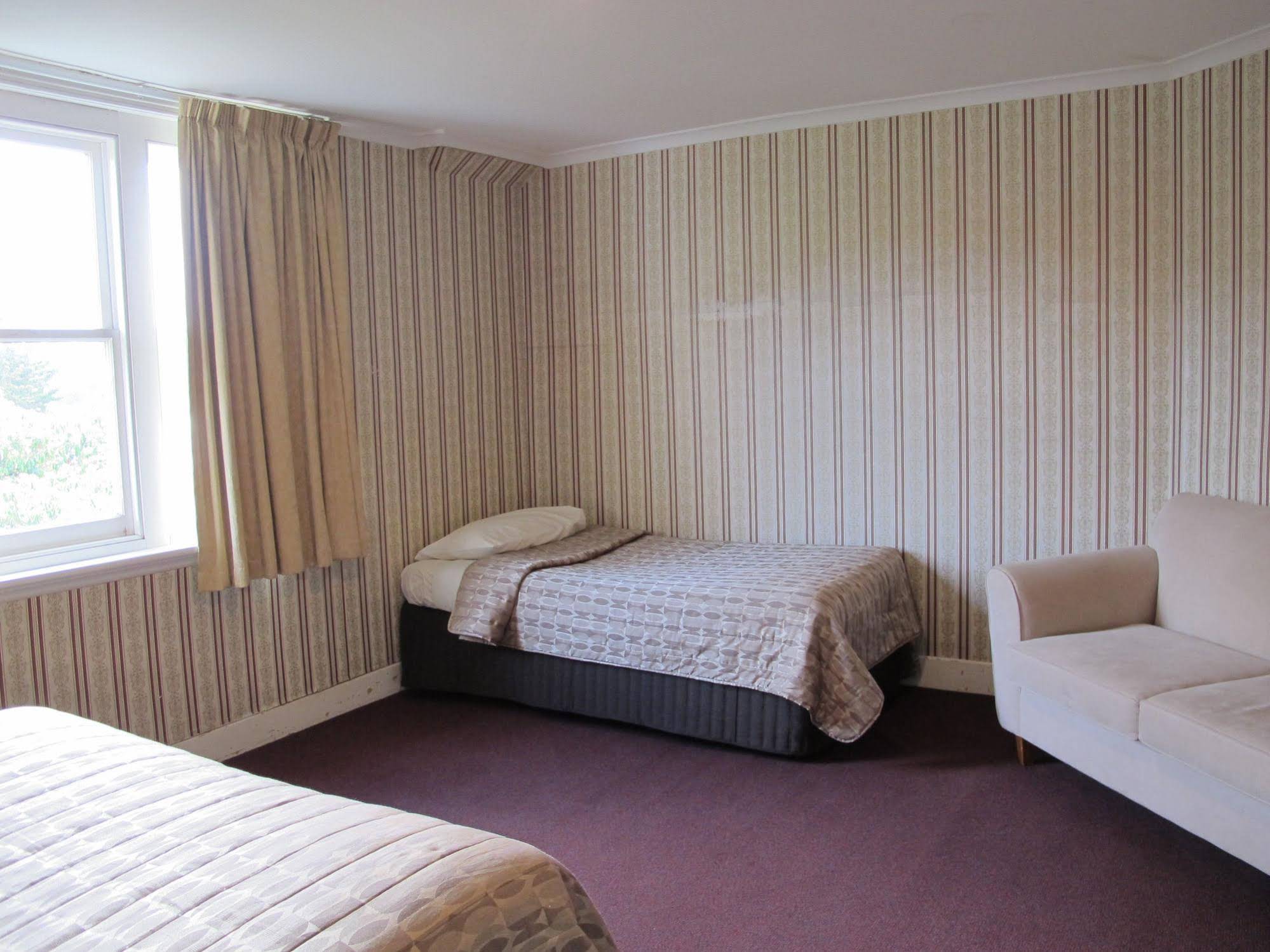 Riverfront Motel & Villas