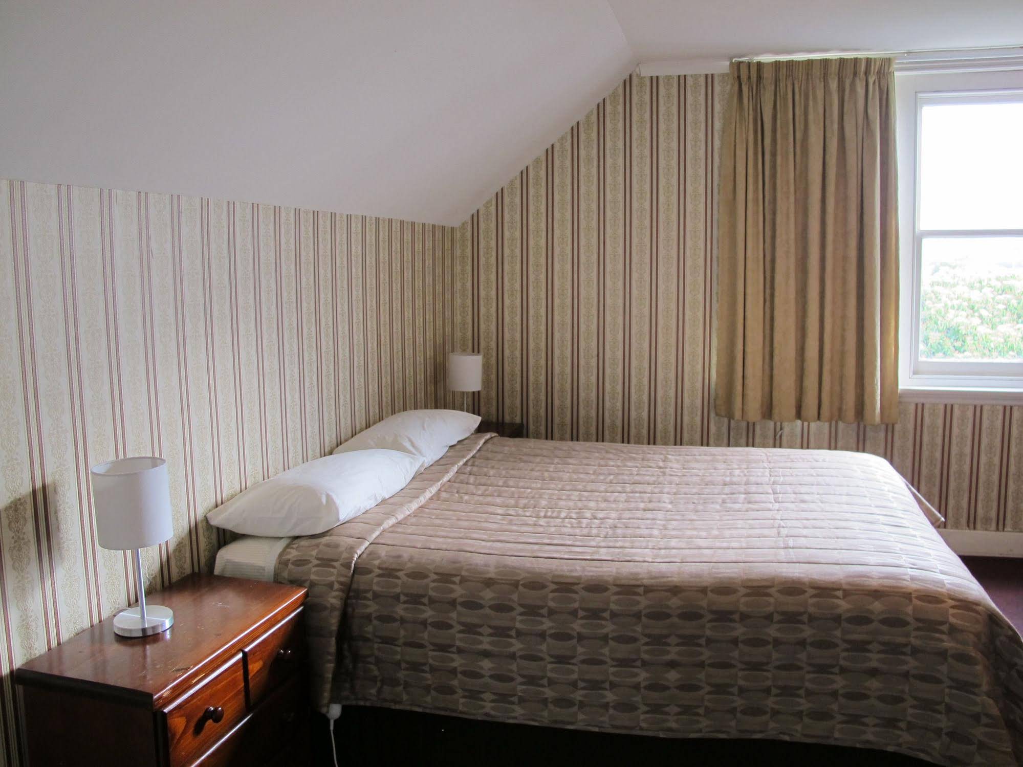 Riverfront Motel & Villas