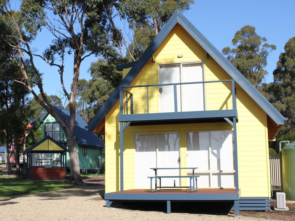 Four Seasons Waterfront Cottages