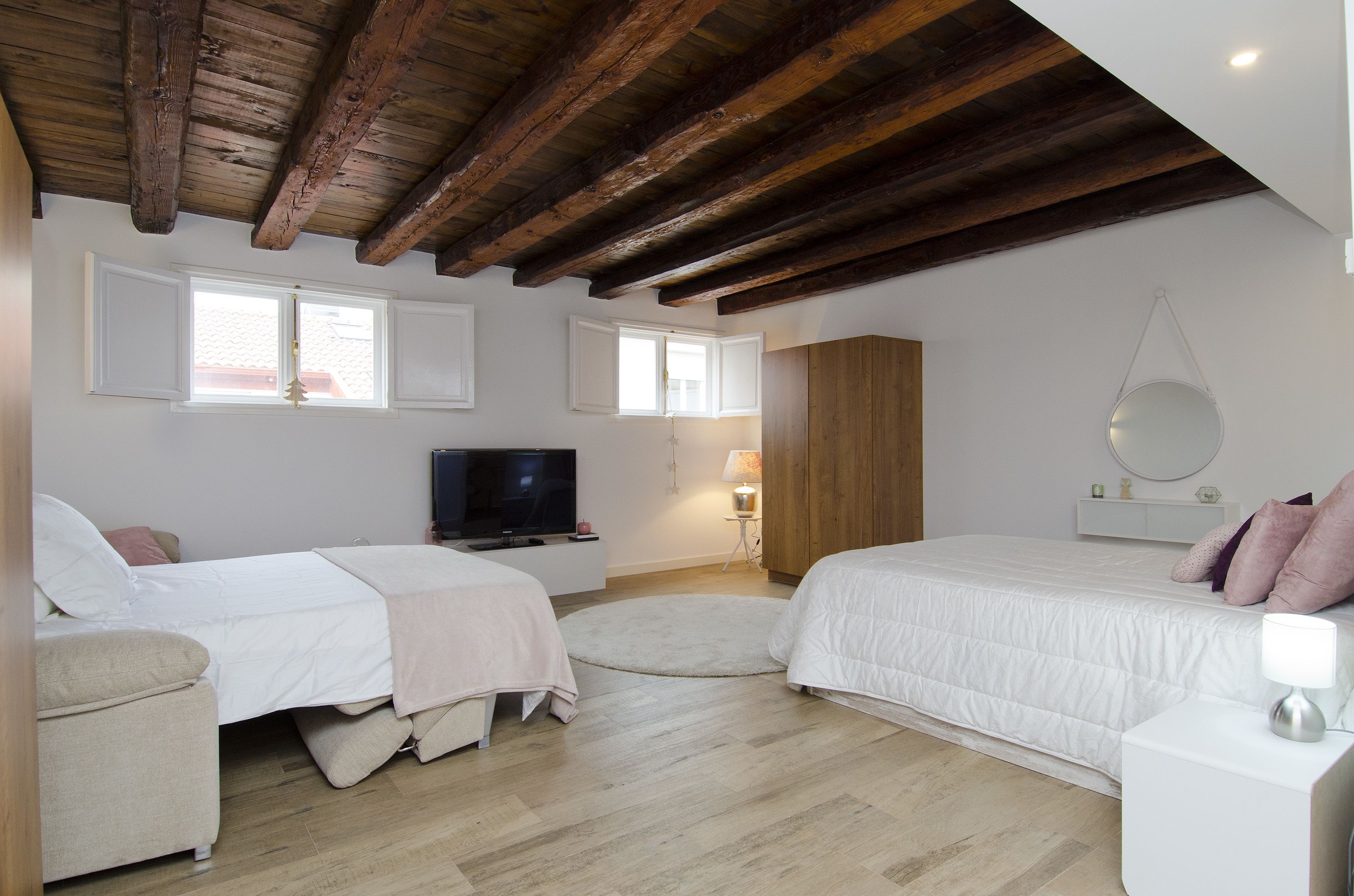 Hellenhost - Gran Vía