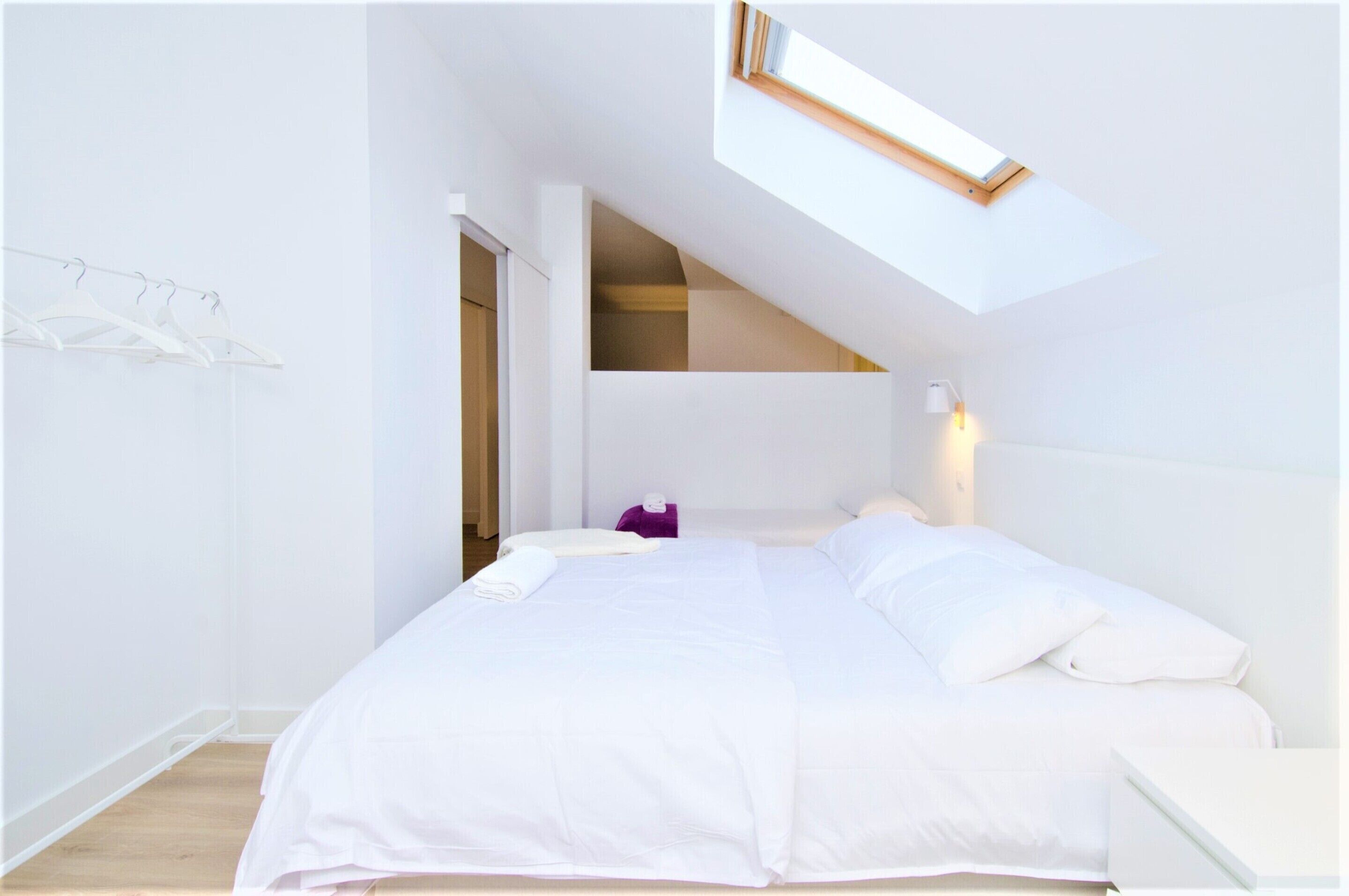 Hellenhost - Gran Vía