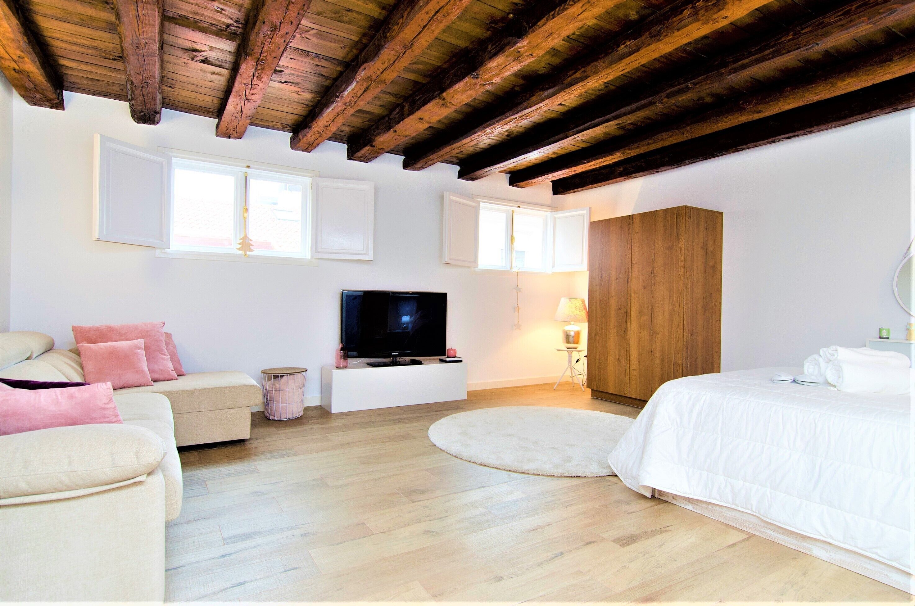 Hellenhost - Gran Vía