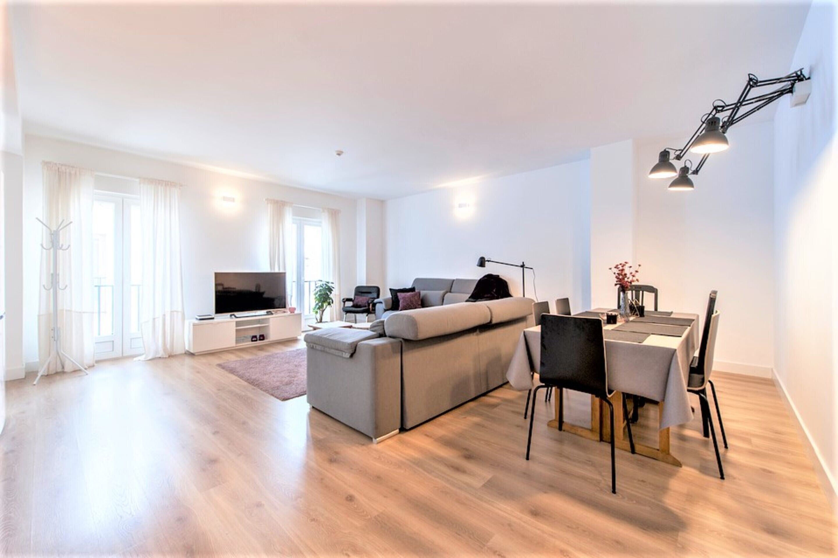 Hellenhost - Gran Vía