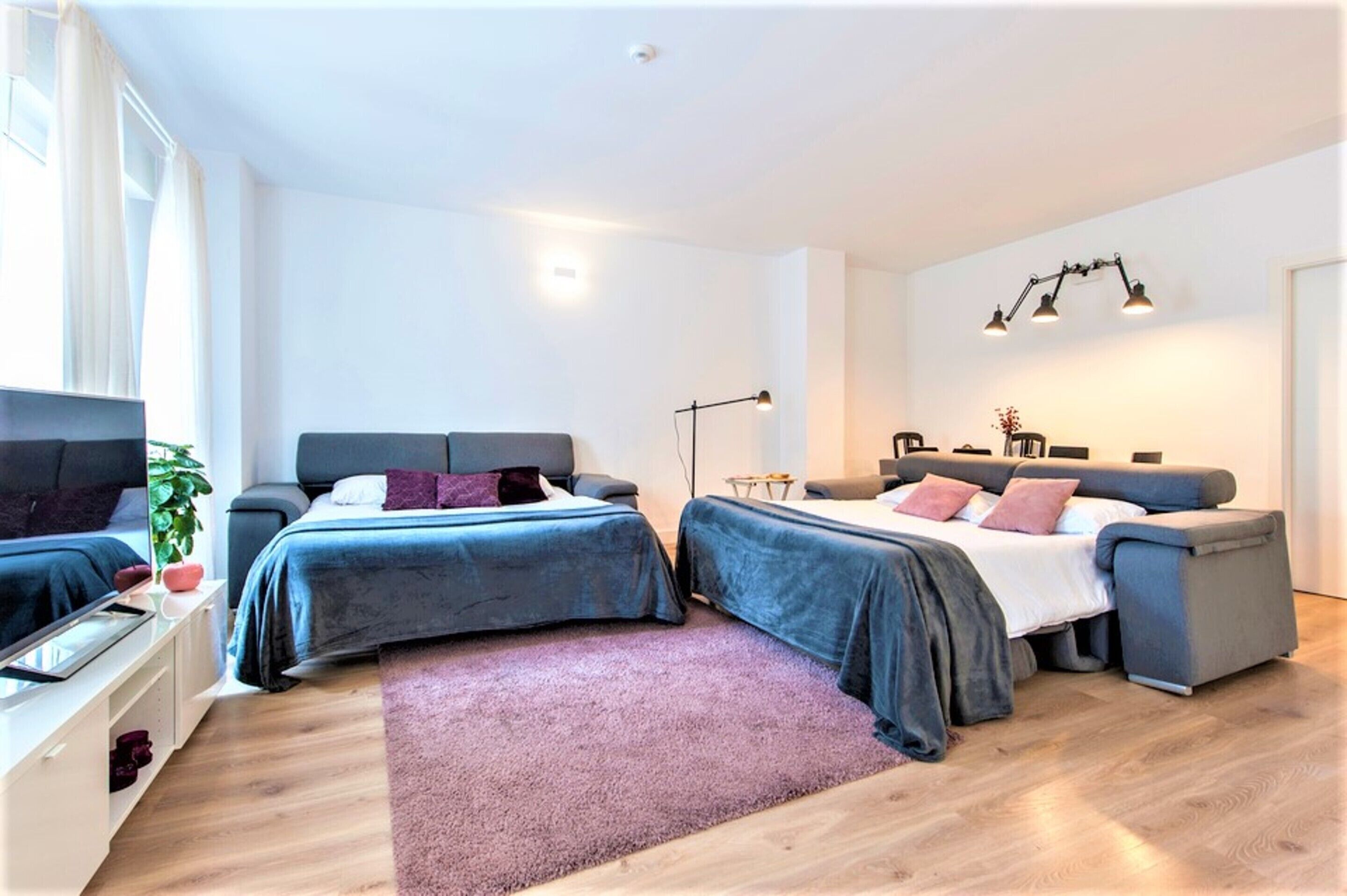 Hellenhost - Gran Vía