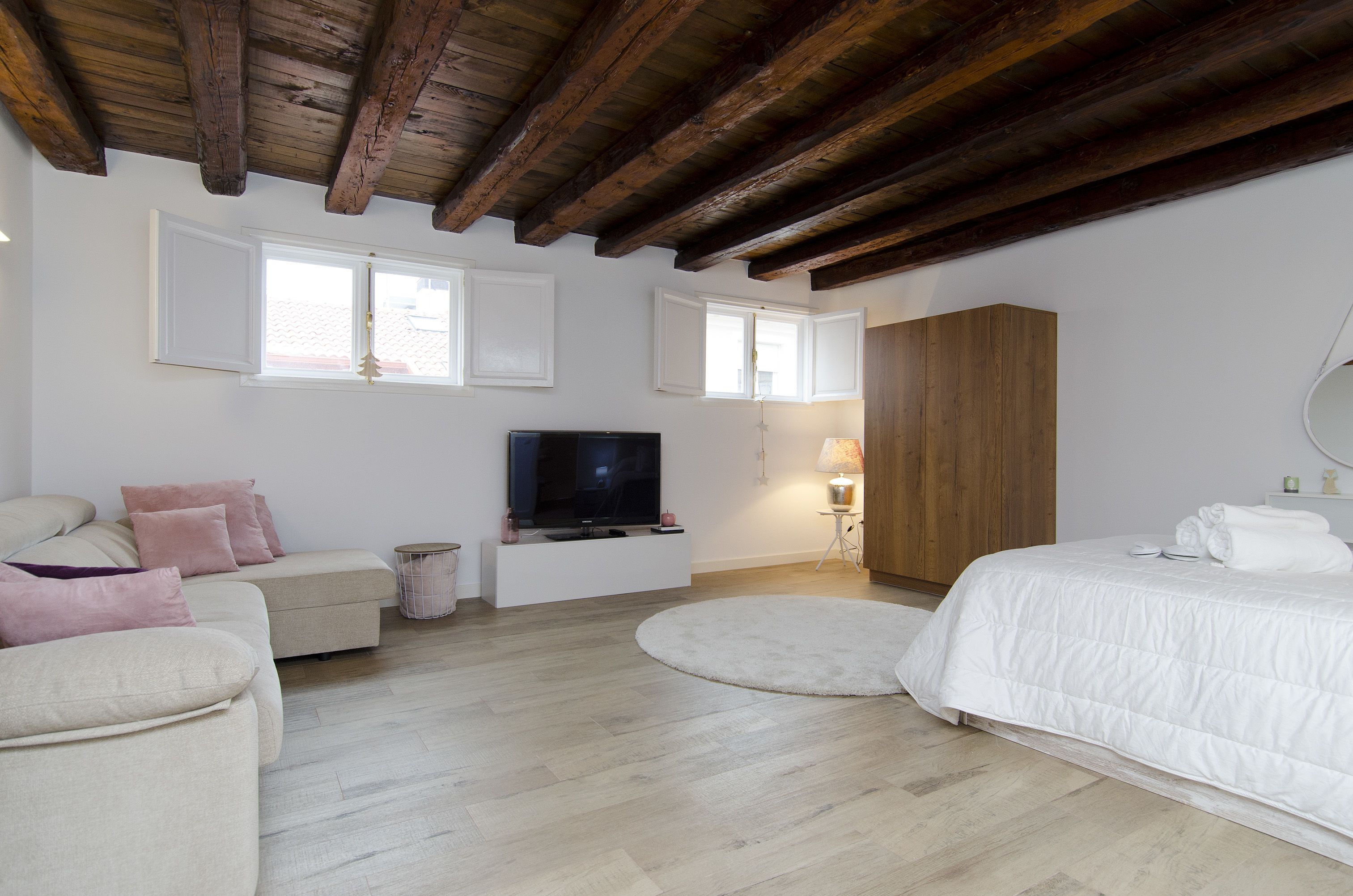 Hellenhost - Gran Vía