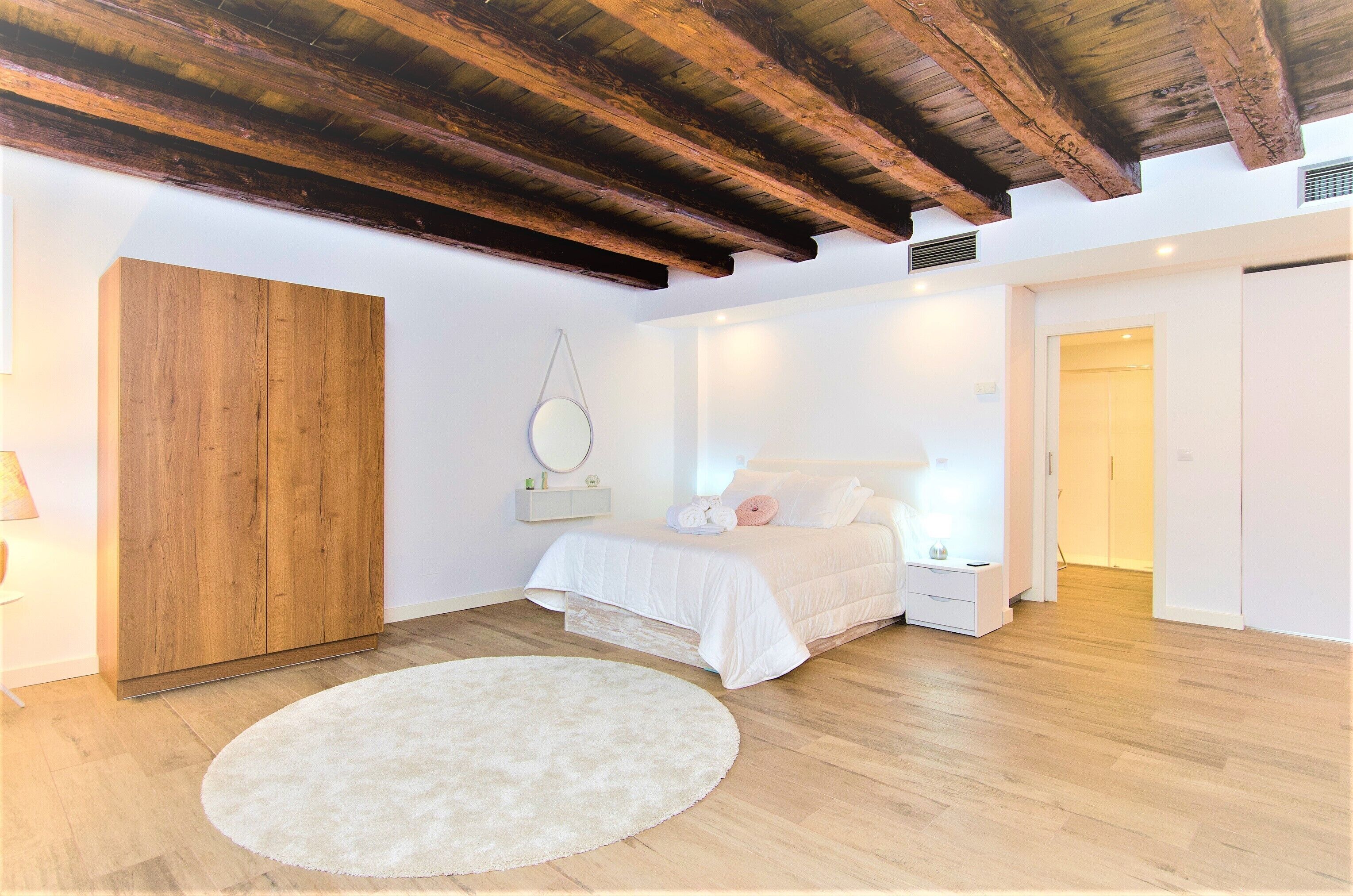 Hellenhost - Gran Vía