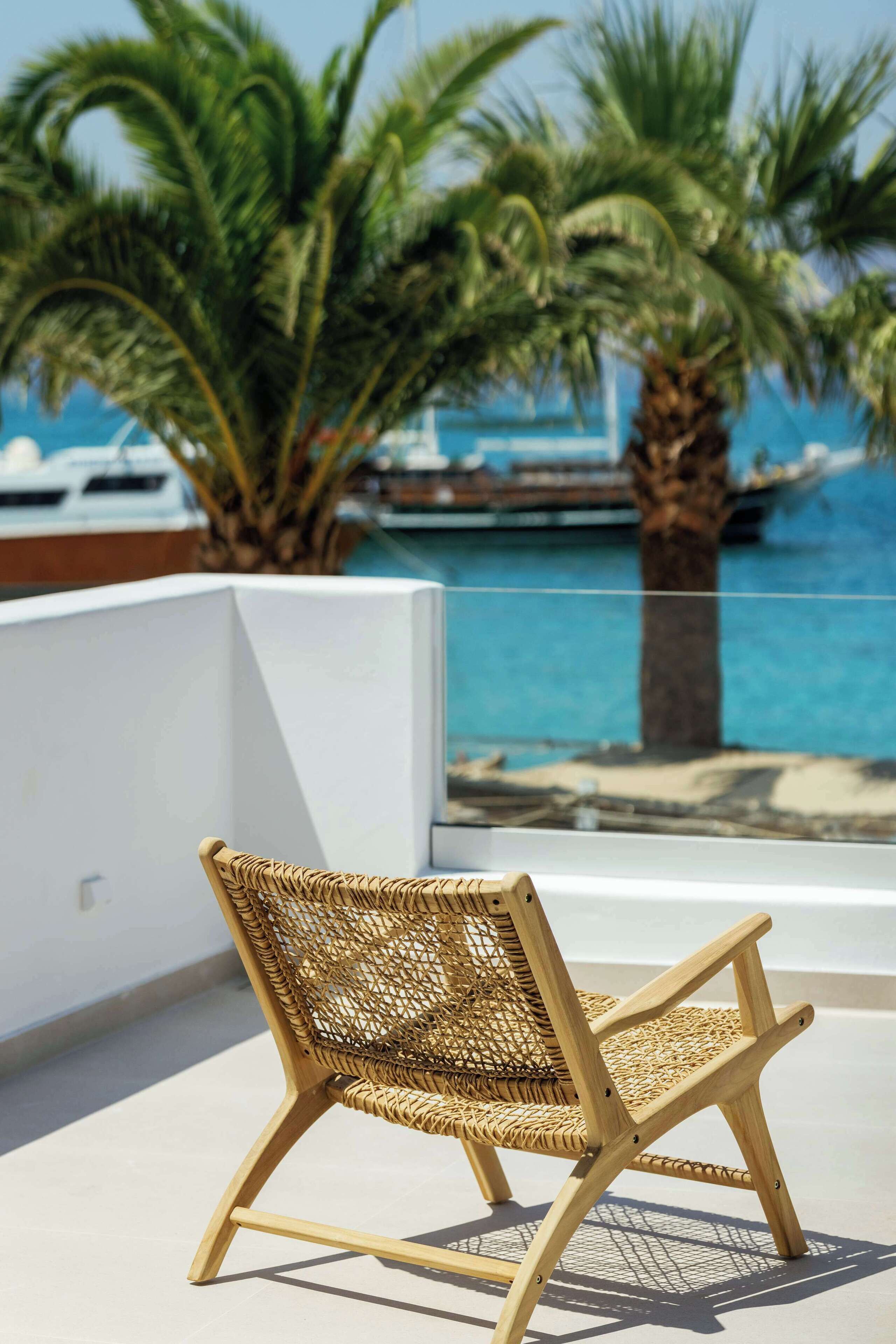 Ostrako Beachside Suites