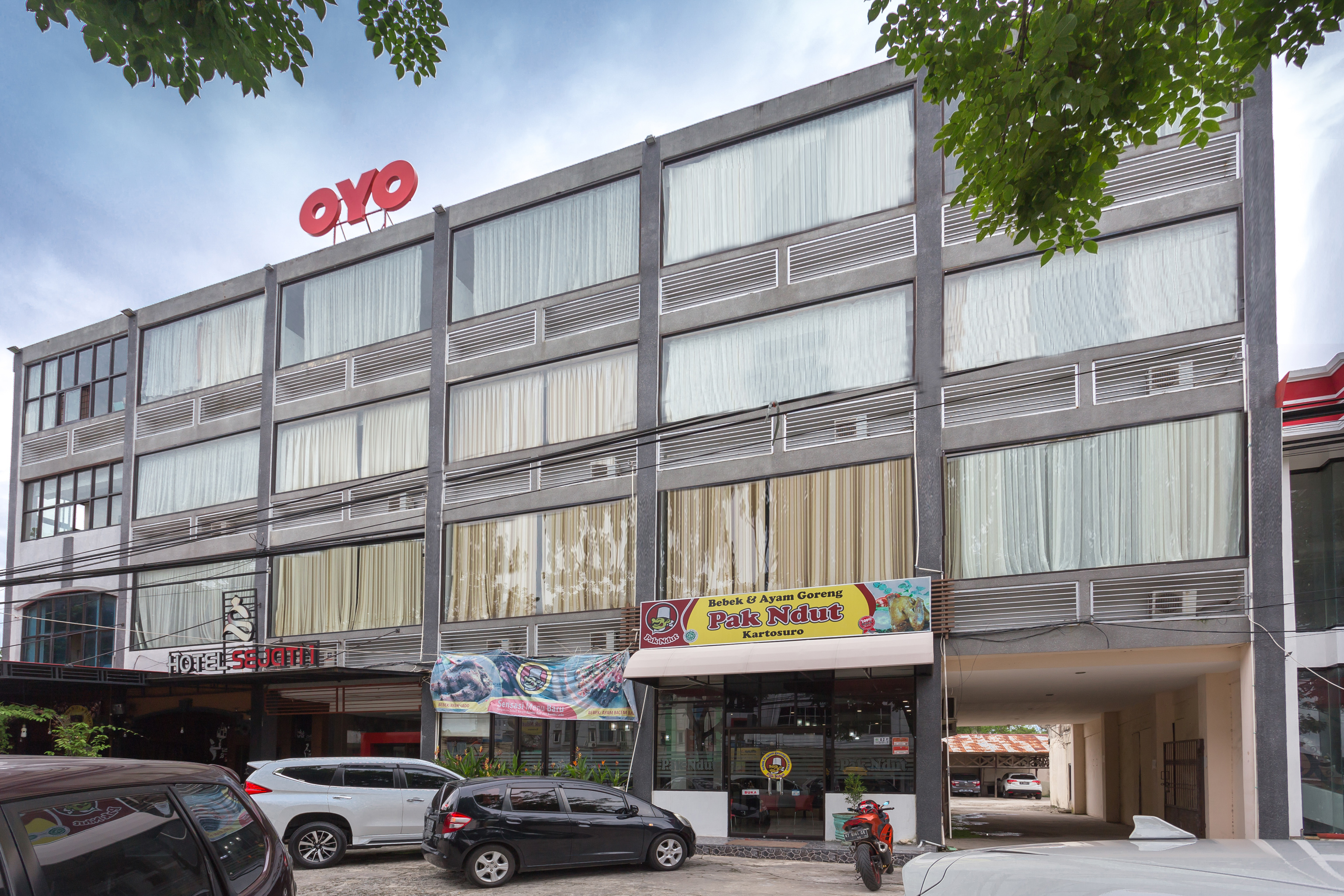 Hotel Sejati by OYO Rooms